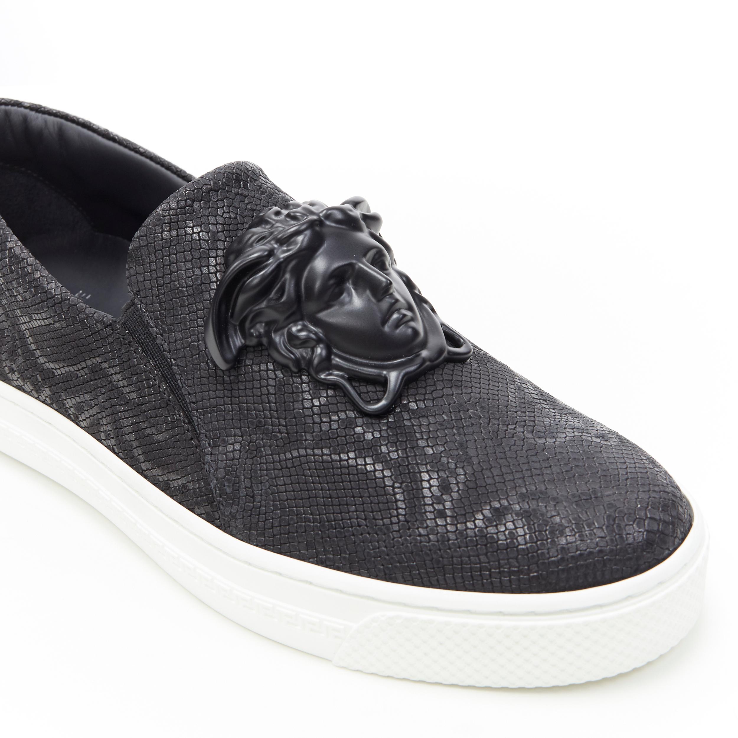 new VERSACE Palazzo Medusa black stamped leather low top skate sneakers EU39
Brand: Versace
Designer: Donatella Versace
Collection: 2019
Model Name / Style: Palazzo Medusa
Material: Leather
Color: Black
Pattern: Snakeskin
Closure: Slip on
Lining