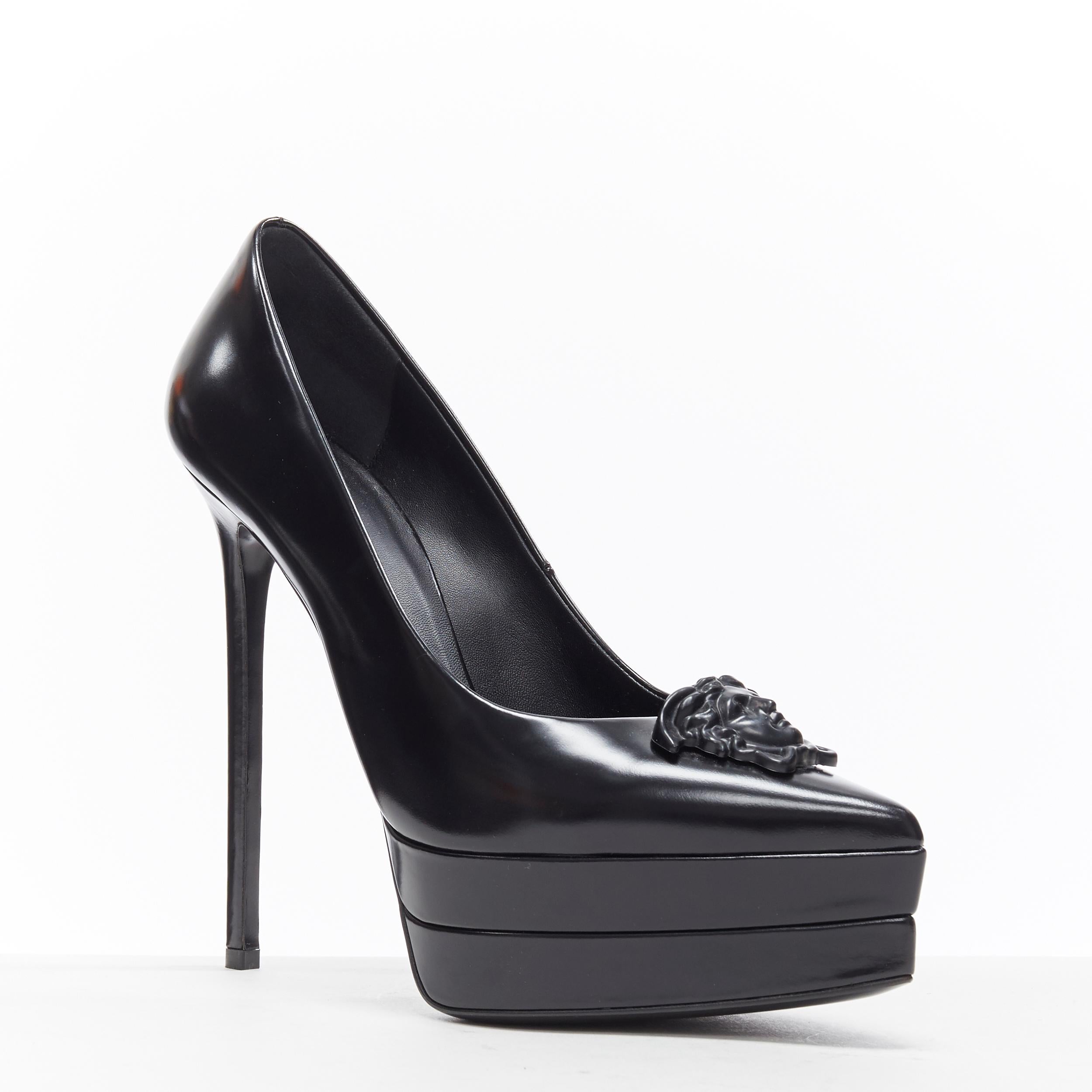 new VERSACE Palazzo Medusa black tonal triple platform point pump EU39
Brand: Versace
Designer: Donatella Versace
Model Name / Style: Palazzo Medusa platform
Material: Leather
Color: Grey; beige and black
Pattern: Solid
Lining material:
