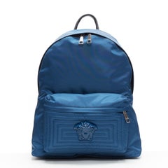 Neuer VERSACE Palazzo Medusa Rucksack aus blauem Nylon mit Greca-Stickerei an der Vordertasche