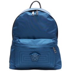 nouveau sac à dos VERSACE Palazzo Medusa bleu en nylon avec poche frontale à point Greca