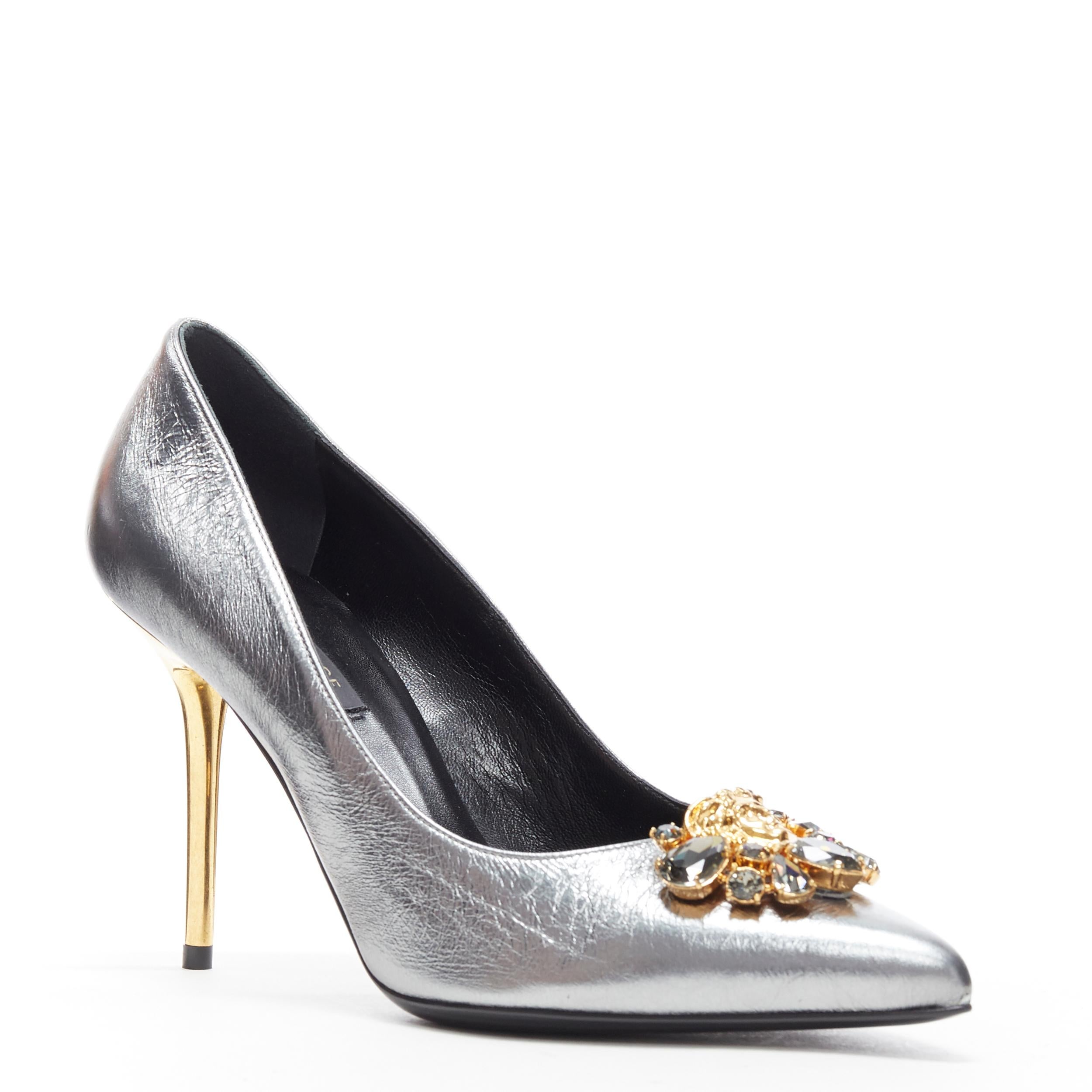 new VERSACE Palazzo Medusa crystal jewel embellished silver leather pump EU38
Brand: Versace
Designer: Donatella Versace
Model Name / Style: Palazzo Medusa strass pump
Material: Leather; kangaroo leather
Color: Silver
Pattern: Solid
Closure: Slip