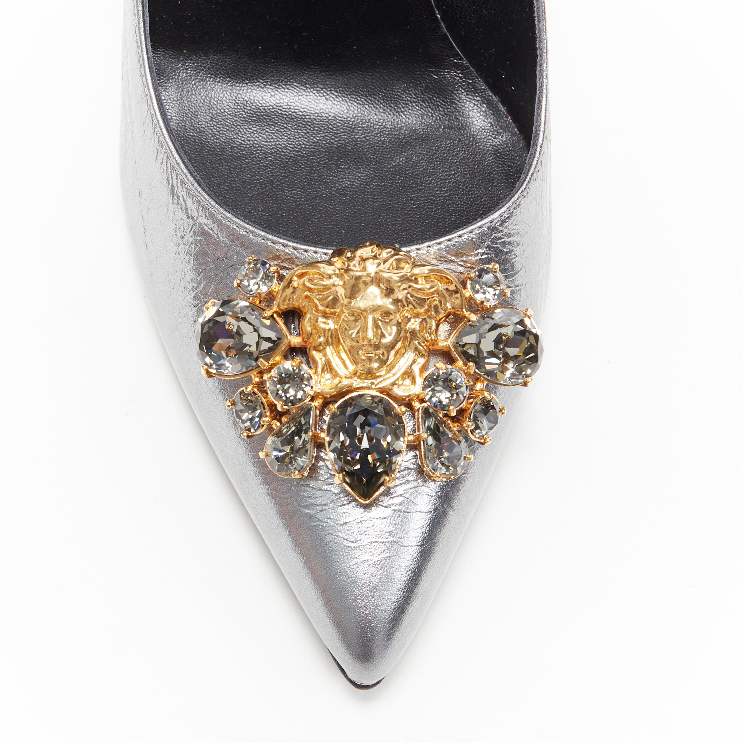 Neue neue VERSACE Palazzo Medusa Pumpe aus silbernem Leder mit Kristalljuwelenverzierung EU38 2