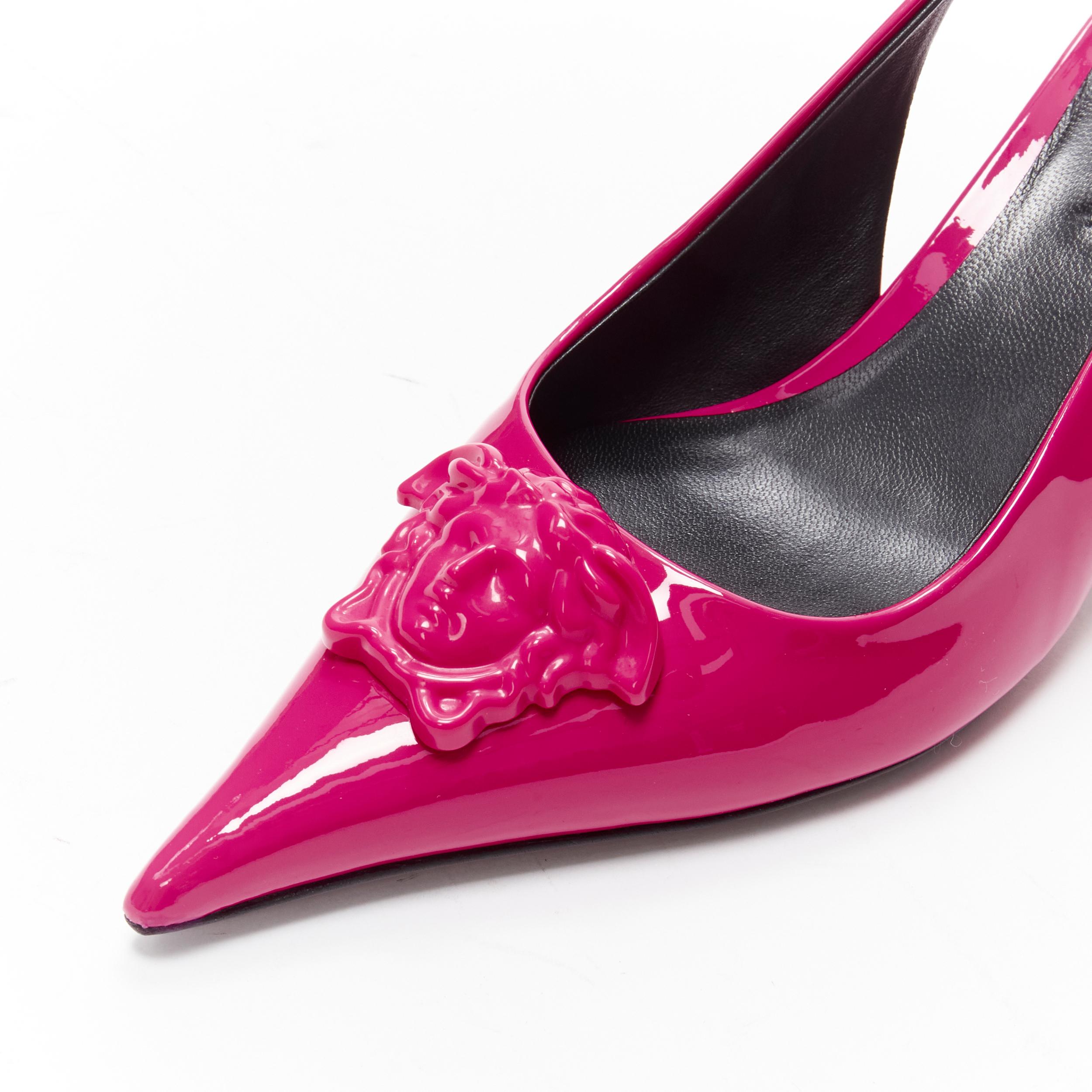 new VERSACE Palazzo Medusa fuscia pink sling kitteh heel pointed toe pump EU36

Reference: TGAS/C01776

Brand: Versace

Designer: Donatella Versace

Model: DST638H D2VE 1P660

Material: Leather

Color: Black

Pattern: Solid

Estimated Retail Price: