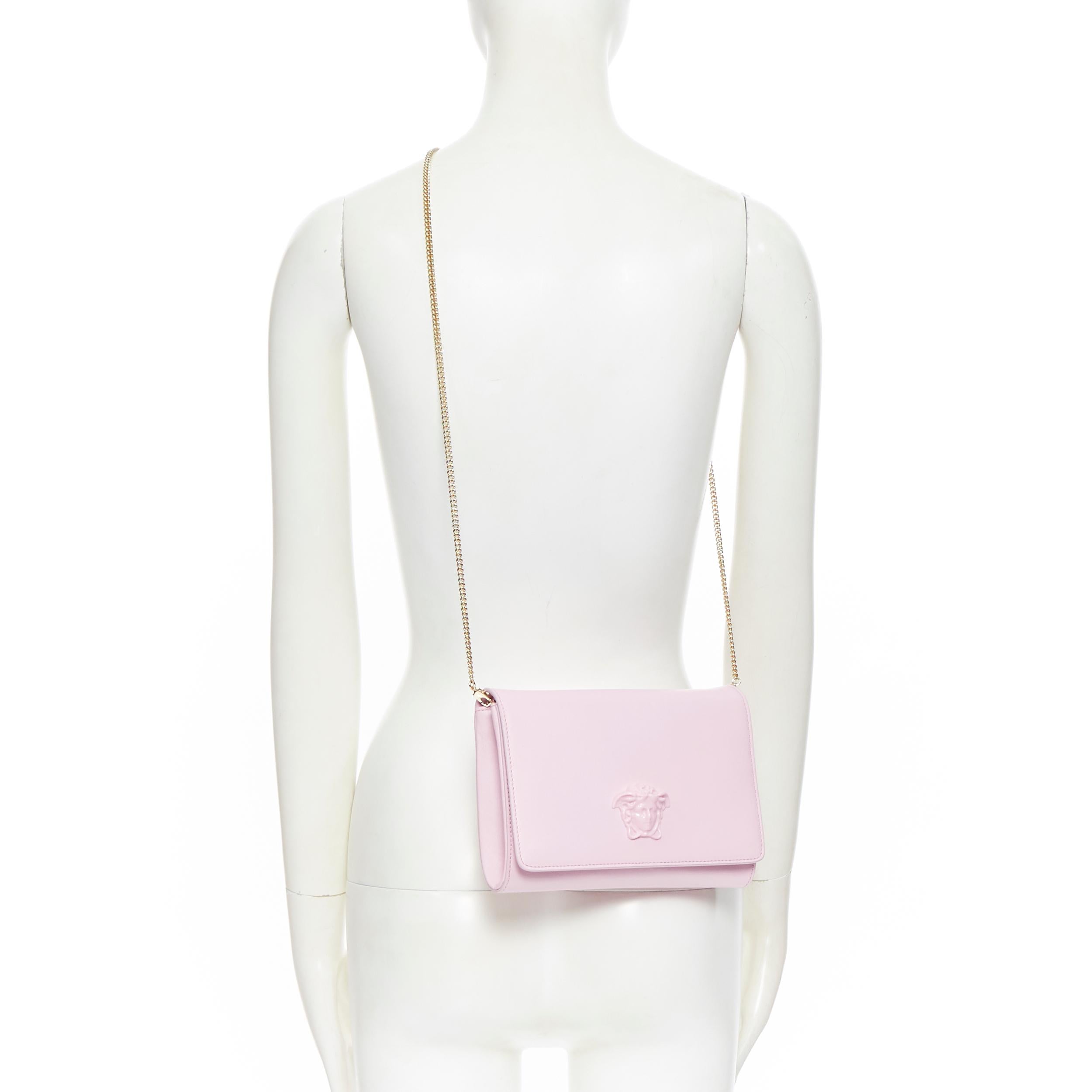 new VERSACE Palazzo Medusa light pink leather flap chain shoulder bag clutch
Brand: Versace
Designer: Donatella Versace
Model Name / Style: Palazzo Medusa
Material: Leather
Color: Pink
Pattern: Solid
Closure: Magnetic
Extra Detail: Calf leather