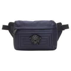 Neu VERSACE Palazzo Medusa Crossbody-Gürteltasche aus marineblauem Nylon mit Greca-Stickerei