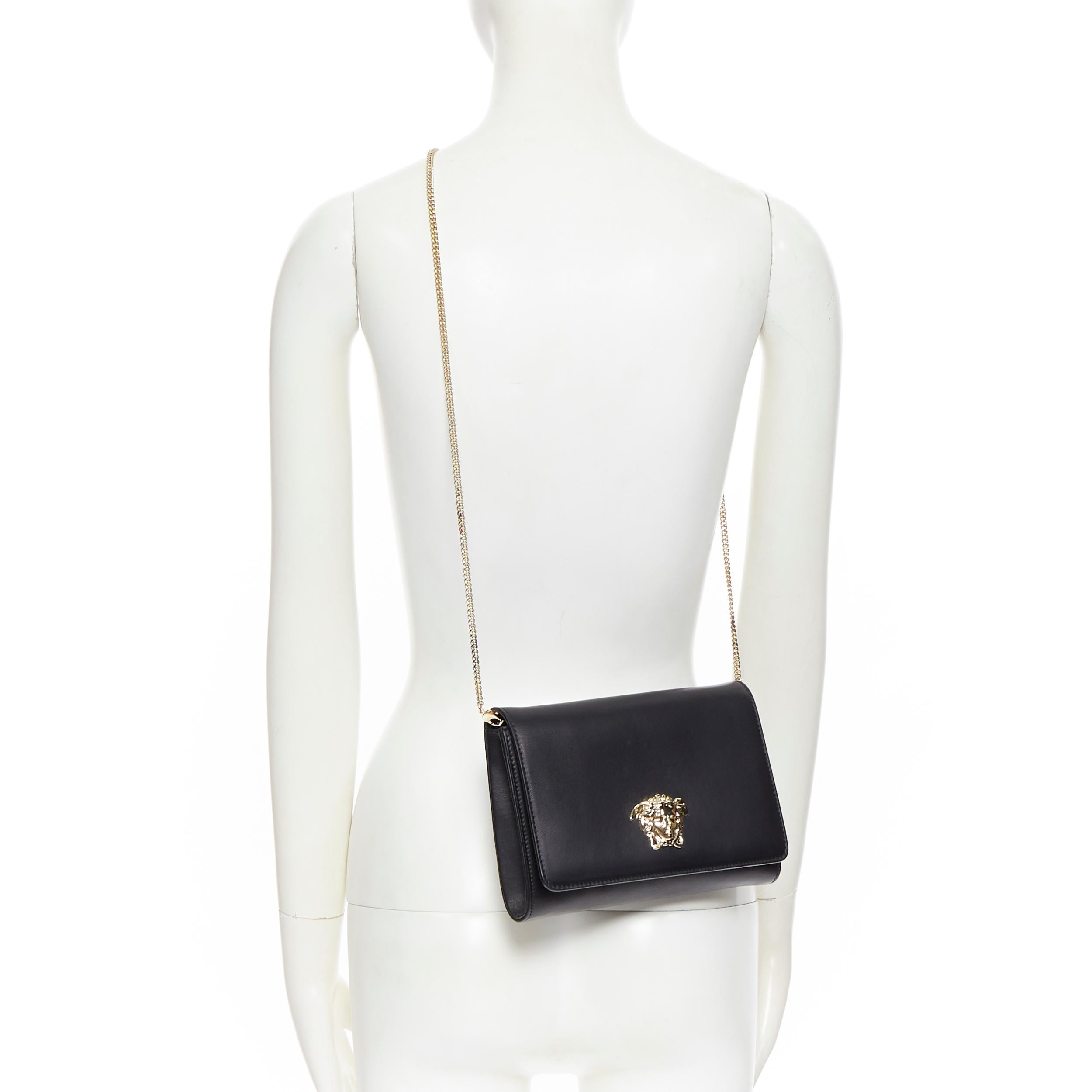 new VERSACE Palazzo Medusa silver face black leather flap shoulder chain bag
Brand: Versace
Designer: Donatella Versace
Model Name / Style: Palazzo Medusa flap
Material: Leather
Color: Black
Pattern: Solid
Closure: Magnetic
Extra Detail: Signature