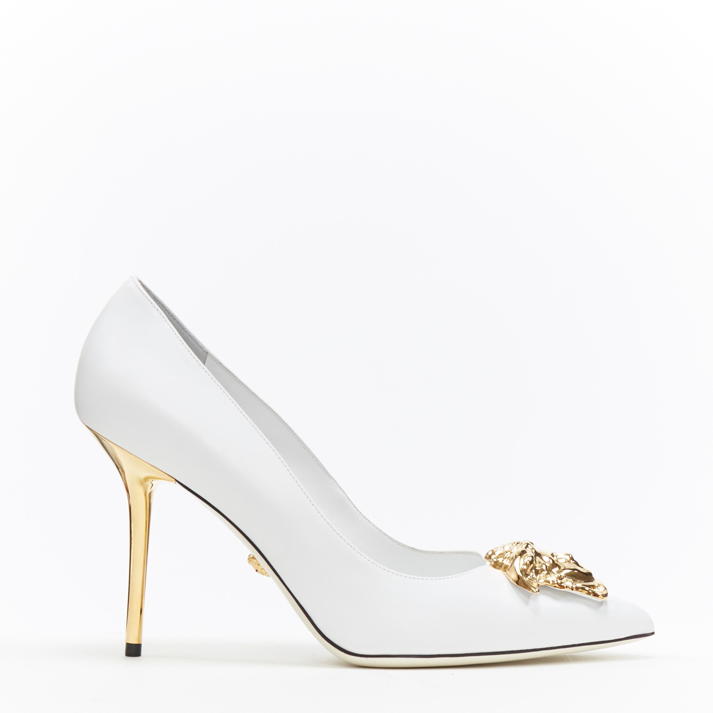 new VERSACE Palazzo Medusa white leather gold pointed toe metal heel pump EU39
Brand: Versace
Designer: Donatella Versace
Collection: 2019
Model Name / Style: Medusa pump
Material: Leather
Color: White
Pattern: Solid
Closure: Slip on
Lining