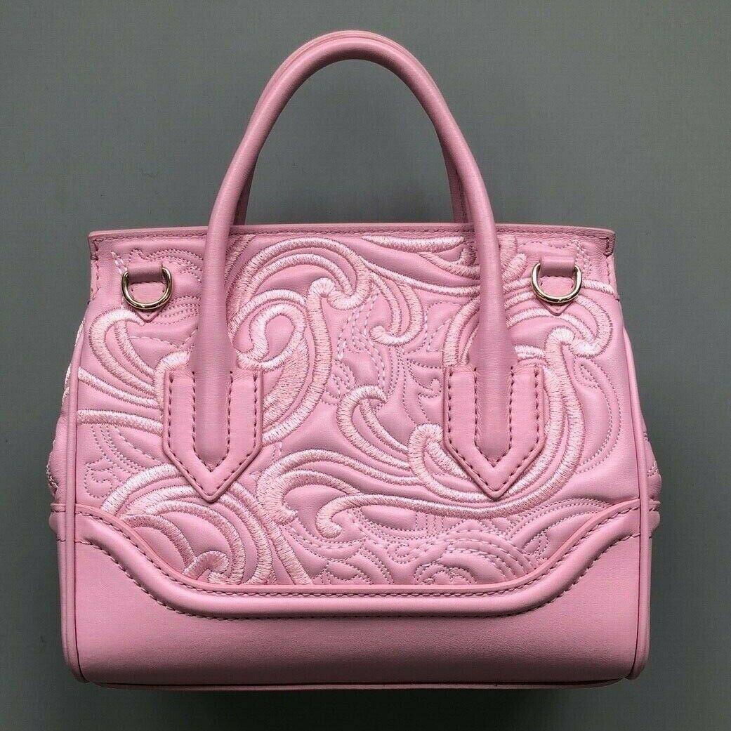 VERSACE

Palazzo Small Empire rosa Leder Stickerei Medusa Klappe Umhängetasche
Marke: Versace
Designer: Donatella Versace
Modellname / Stil: Palazzo Empire
Material: Leder; Kalbsleder
Farbe: Rosa
Muster: Abstrakt; barockes Blumenmuster
Futterstoff: