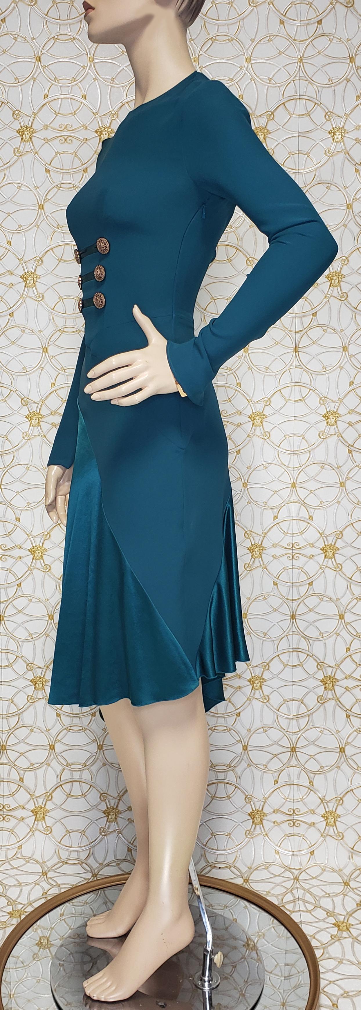 Neu Versace Petrolblaues, militärisch inspiriertes Kleid aus Seide im Angebot 1