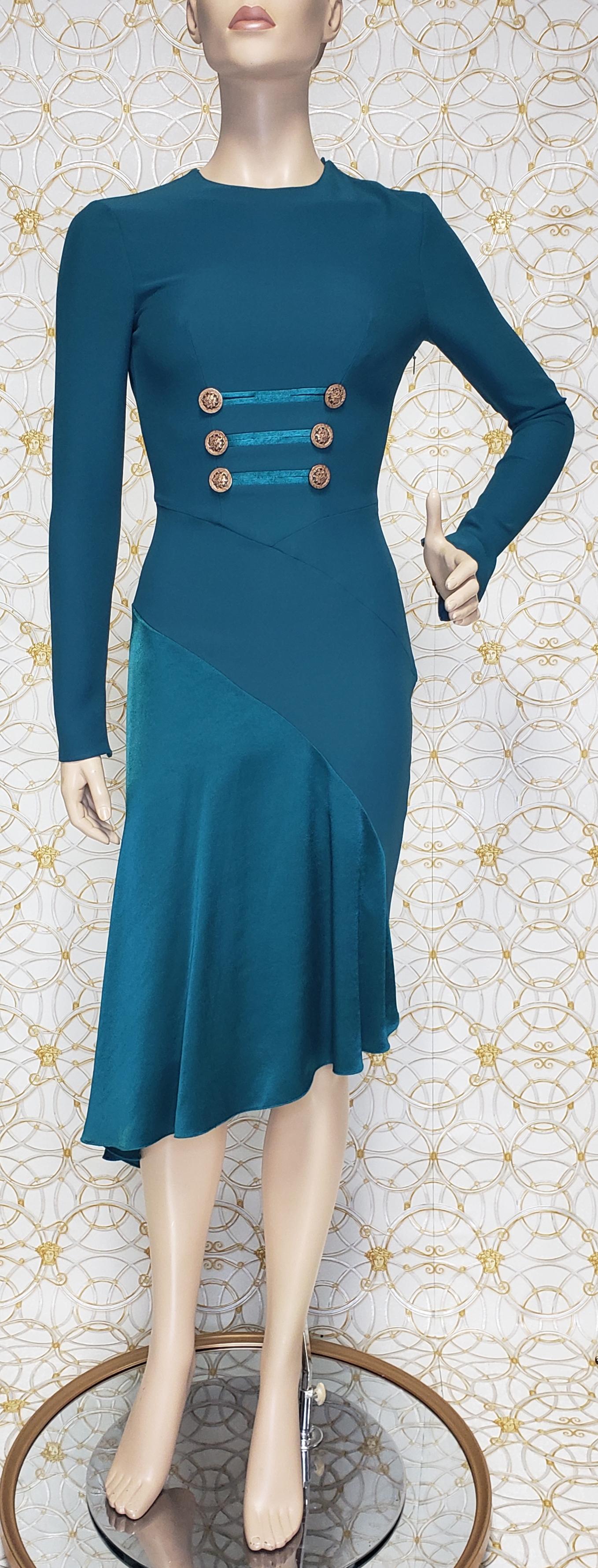 Neu Versace Petrolblaues, militärisch inspiriertes Kleid aus Seide im Zustand „Neu“ im Angebot in Montgomery, TX