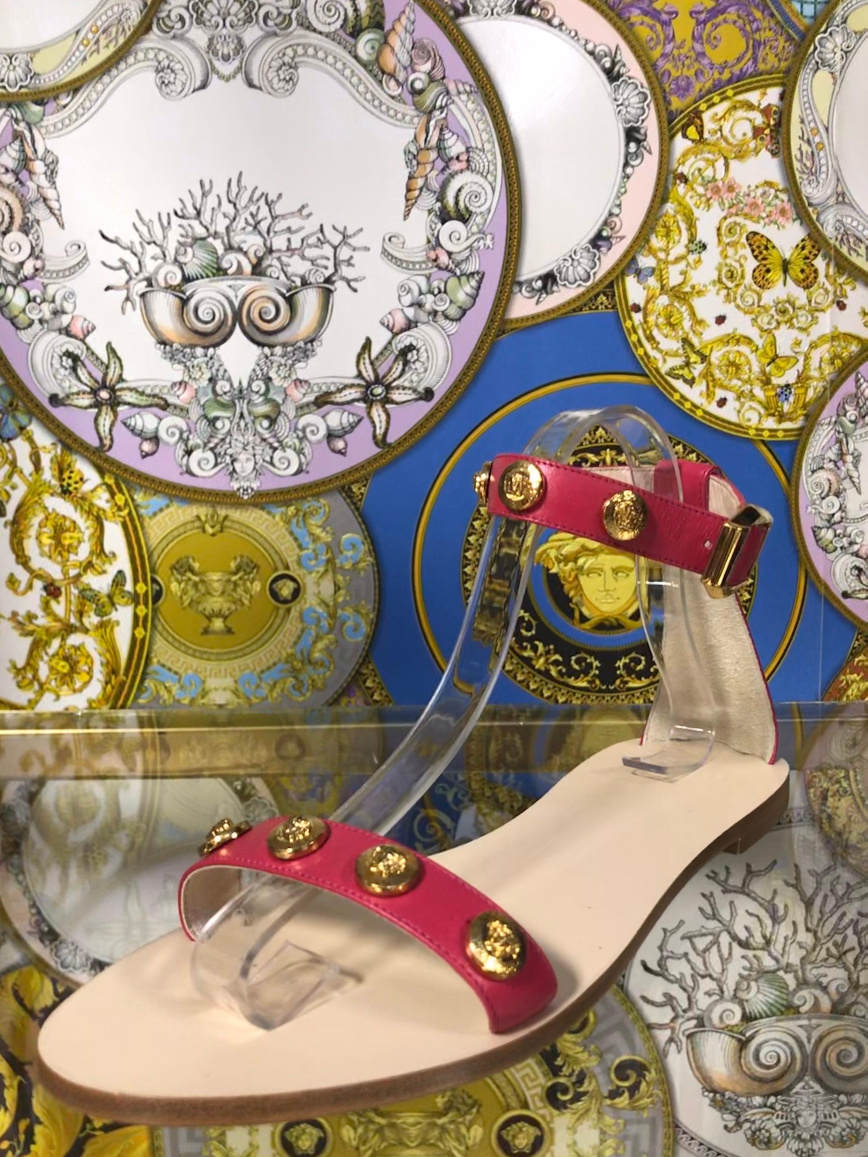 VERSACE 



Ankle strap sandals

These sandals from Versace featuring 
Medusa gold metallic studs, open round toe, buckle fastening ankle strap.

100% leather
 
IT Size 39 - US 9

Made in Italy

Brand new. In VERSACE box.

