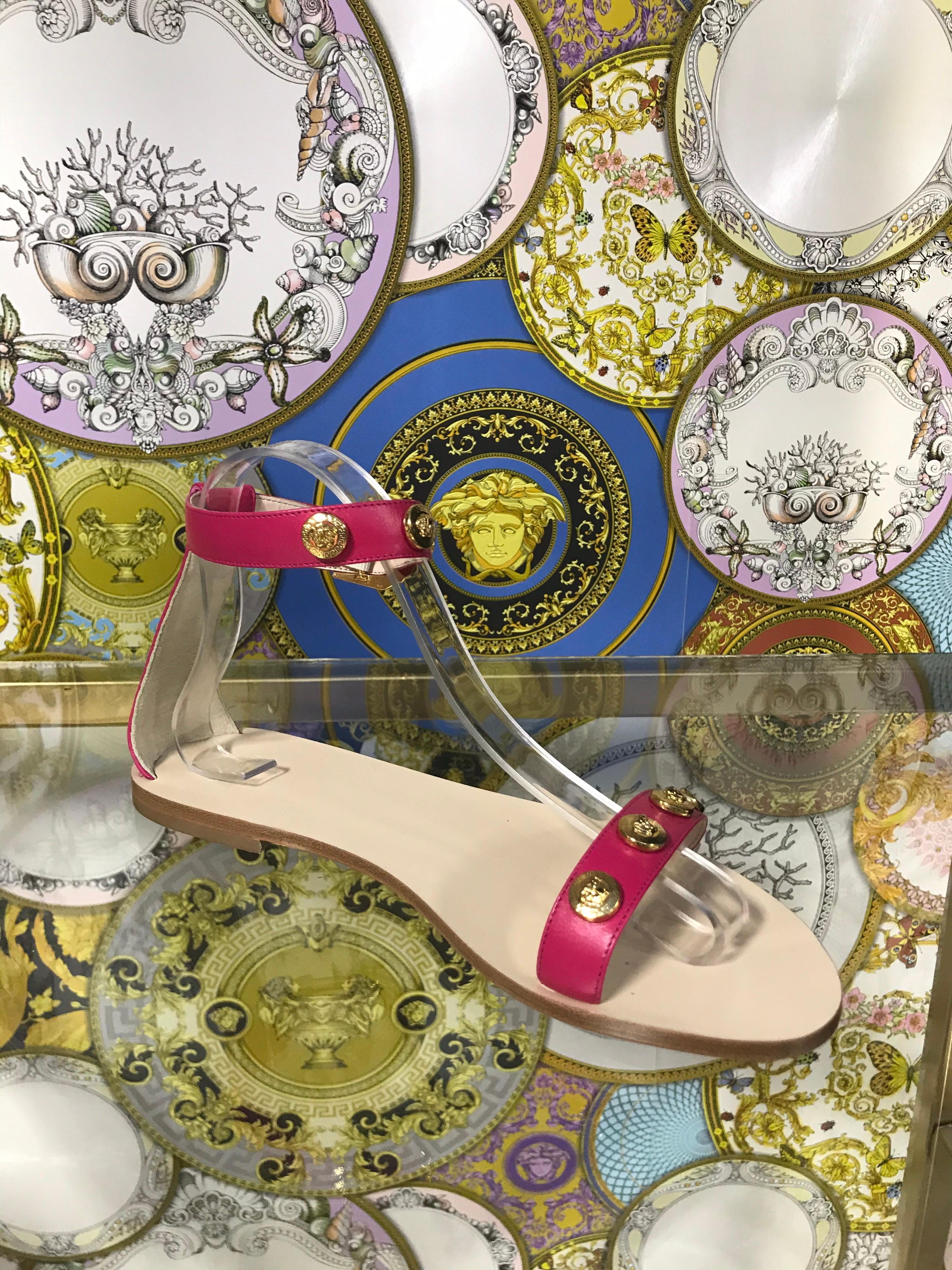 Beige Sandales plates VERSACE en cuir rose 39 - 9, neuves en vente