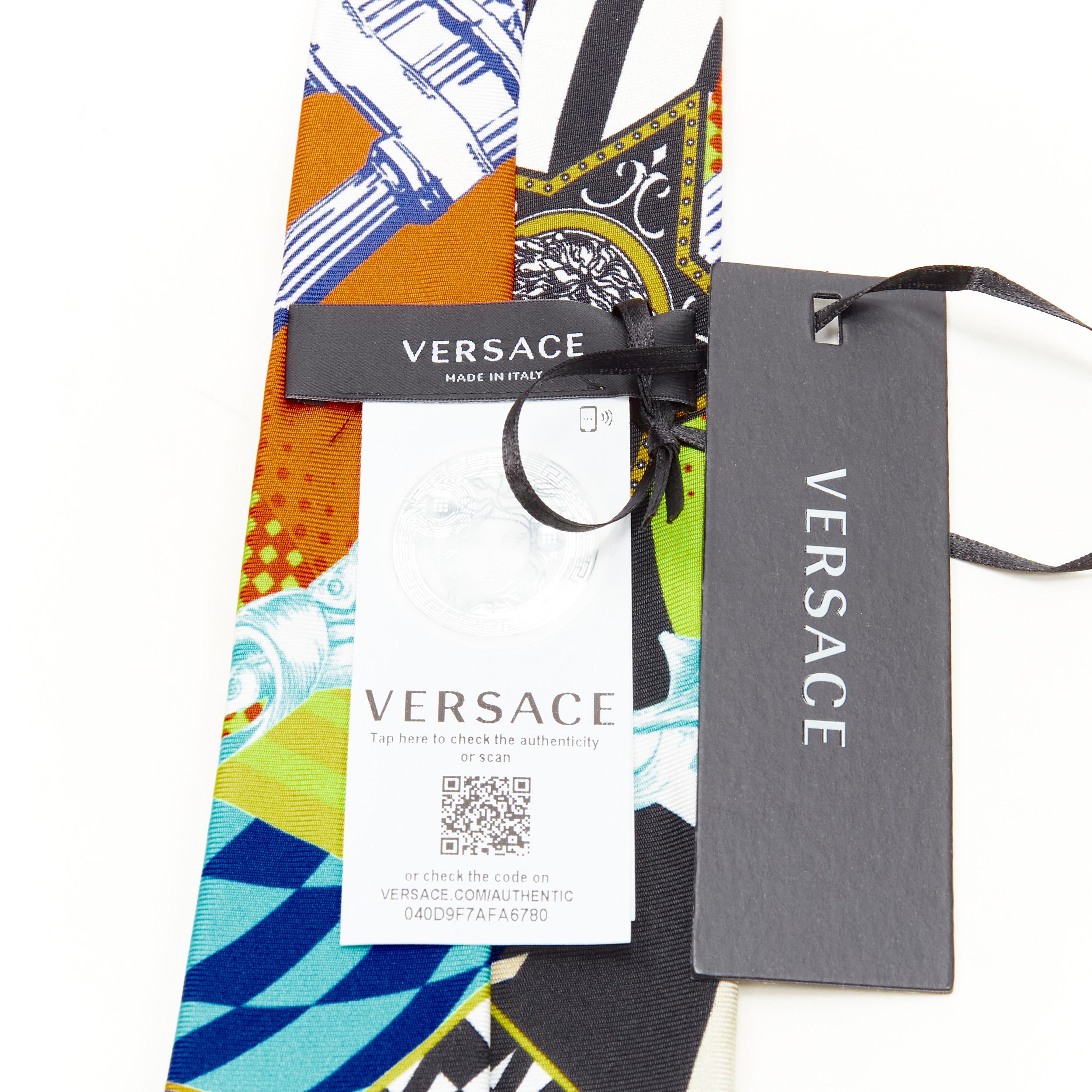 Versace - Cravate en soie imprimée Pop Temple à imprimé hommage vintage, état neuf, ICR7001 A236195 A7000 Neuf - En vente à Hong Kong, NT