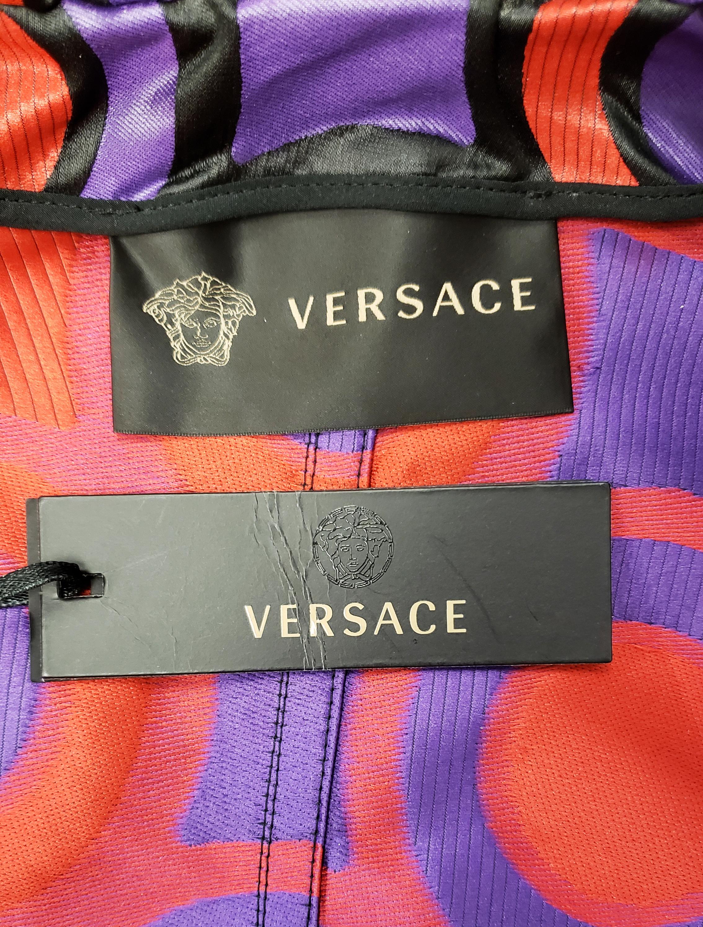 Versace - Imperméable en jacquard texturé à imprimé géométrique rouge et violet avec capuche, état neuf en vente 5
