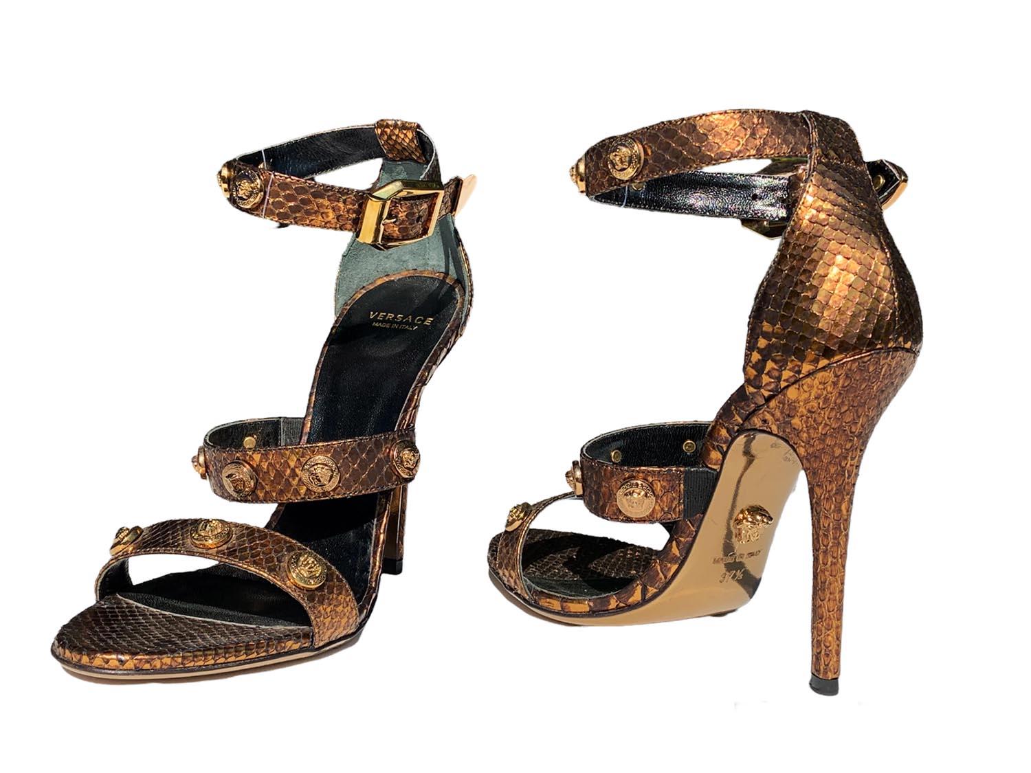 New Versace *Signature* Bronze Tone Medusa Python Sandals
Designer size 37.5 - US 7.5
Bronze Tone Real Python, Medusa Embellishment Throughout, Ankle Strap with Buckle Fastening, Bronze Color Leather Sole.
Stiletto Heel Height - 4.5 inches
Made in