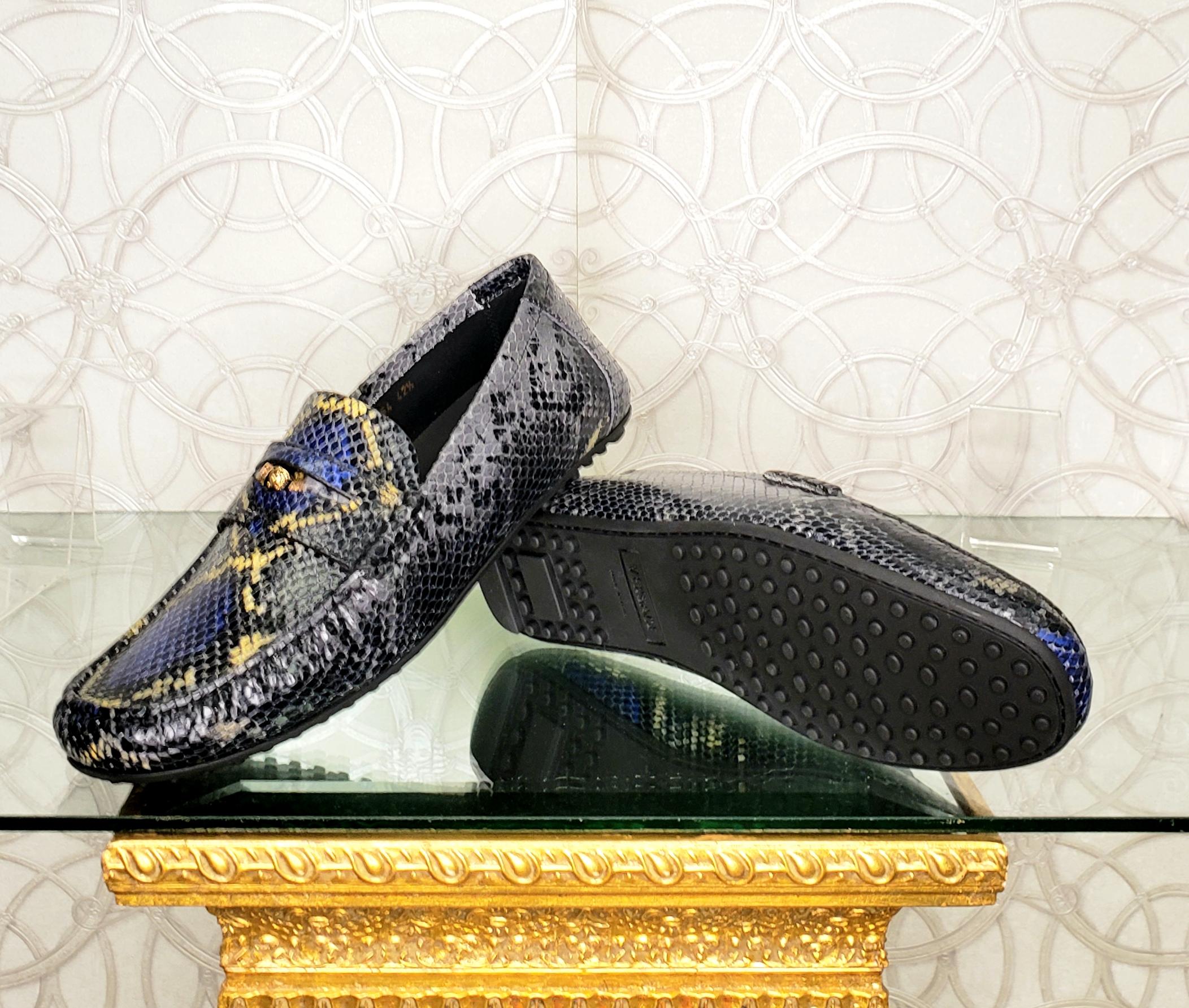 Neu VERSACE PYTHON PRINT LEATHER LOAFERS 42.5 - 9.5 im Zustand „Neu“ in Montgomery, TX