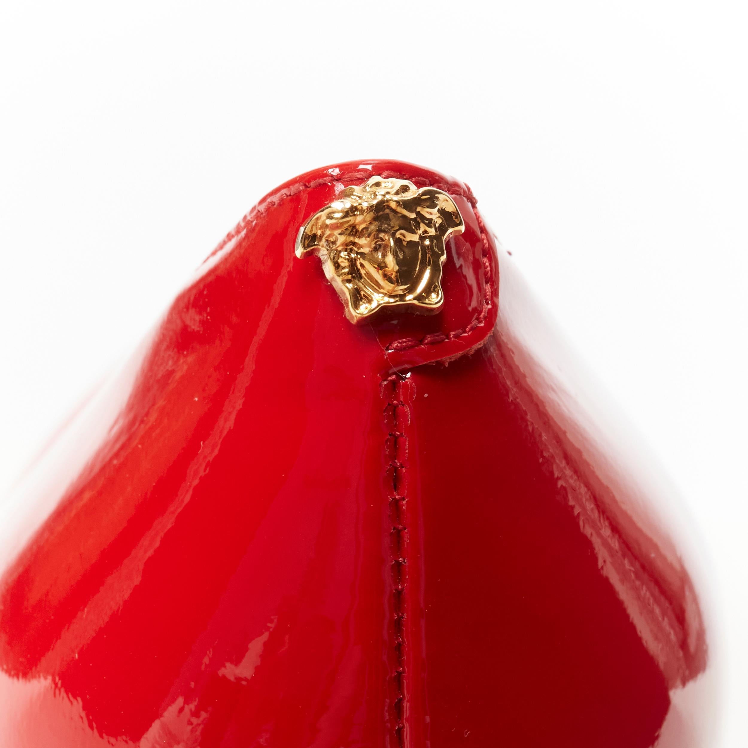 Rote VERSACE Patent Gold Medusa Nieten-Pump Barocco Hibiscus sole EU37,5 US7,5 im Angebot 4