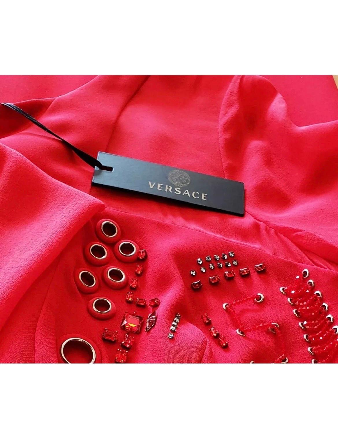 Neu Versace Rotes Seidenkleid mit langen Ärmeln und Verzierungen aus Seide 38 - 2 im Angebot 1
