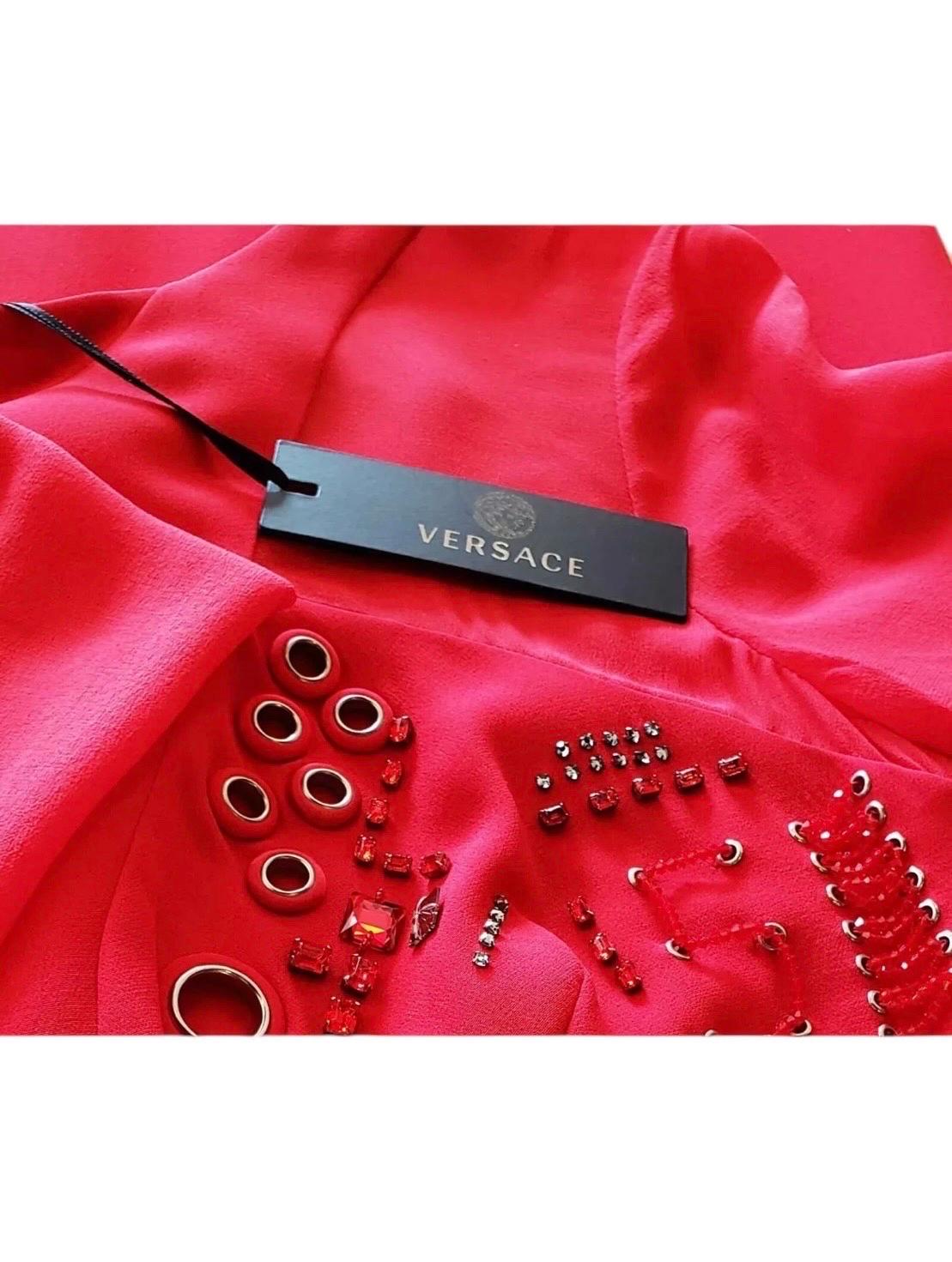 Neu Versace Rotes Seidenkleid mit langen Ärmeln und Verzierungen aus Seide 38 - 2 im Angebot 4