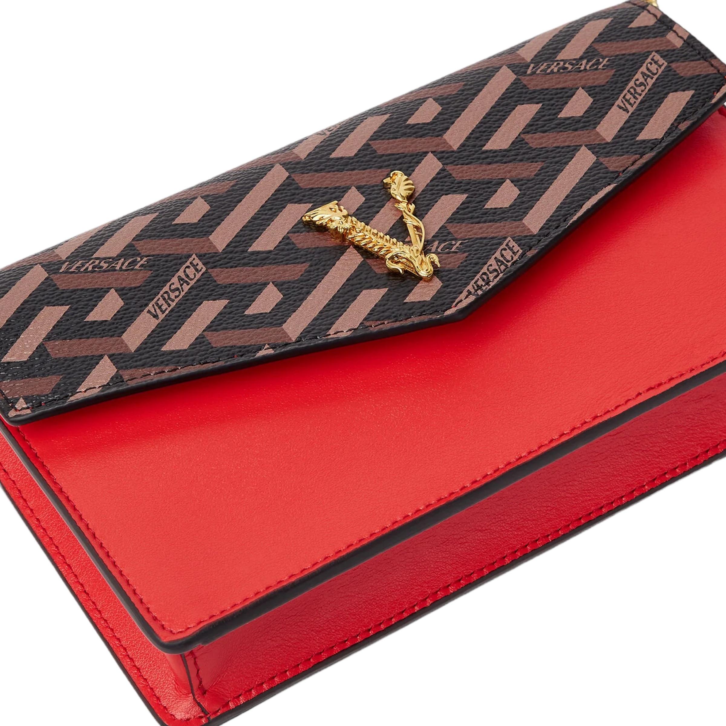 NEW Versace Borsa a tracolla in pelle rossa Virtus La Greca Monogram in vendita 1