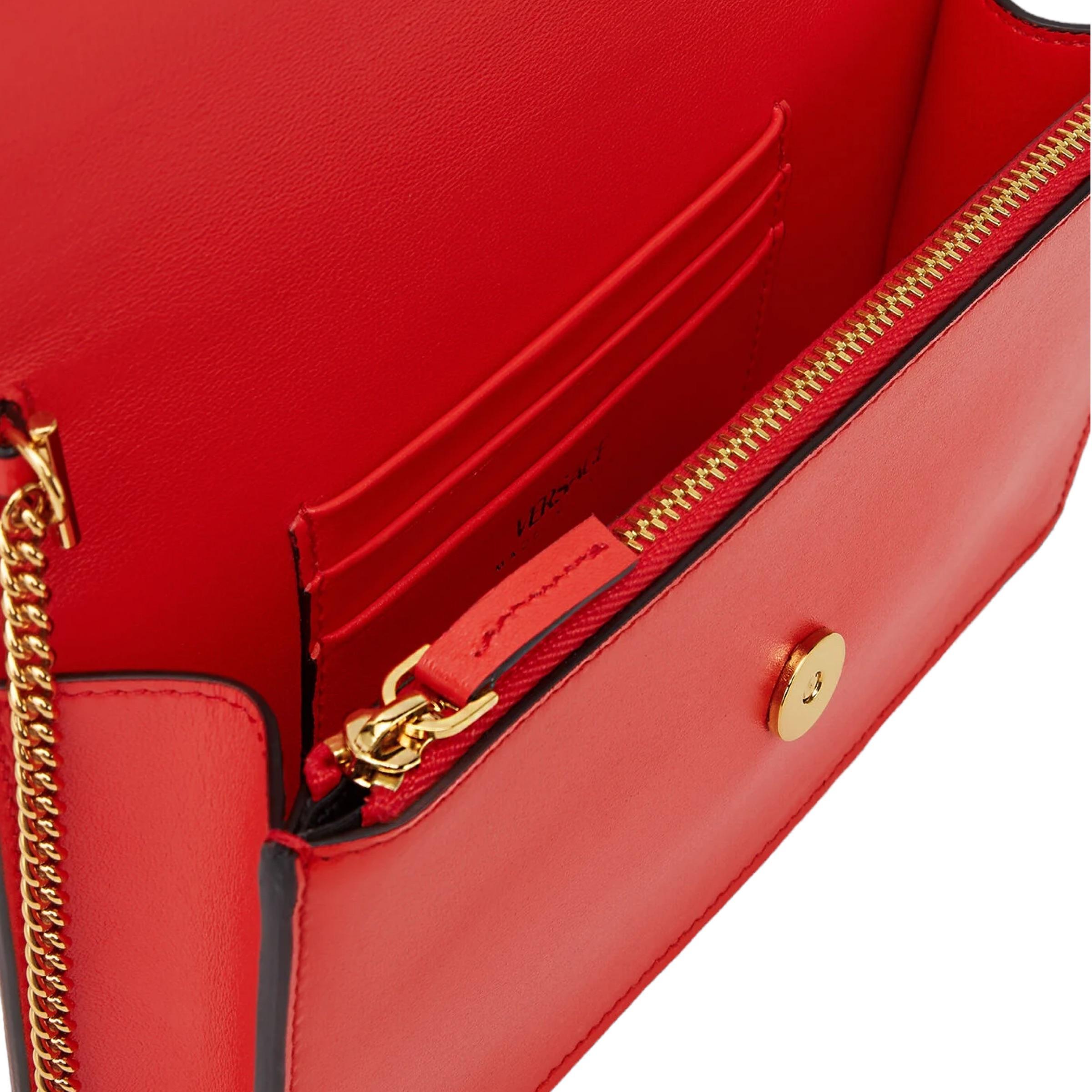 NEW Versace Borsa a tracolla in pelle rossa Virtus La Greca Monogram in vendita 3