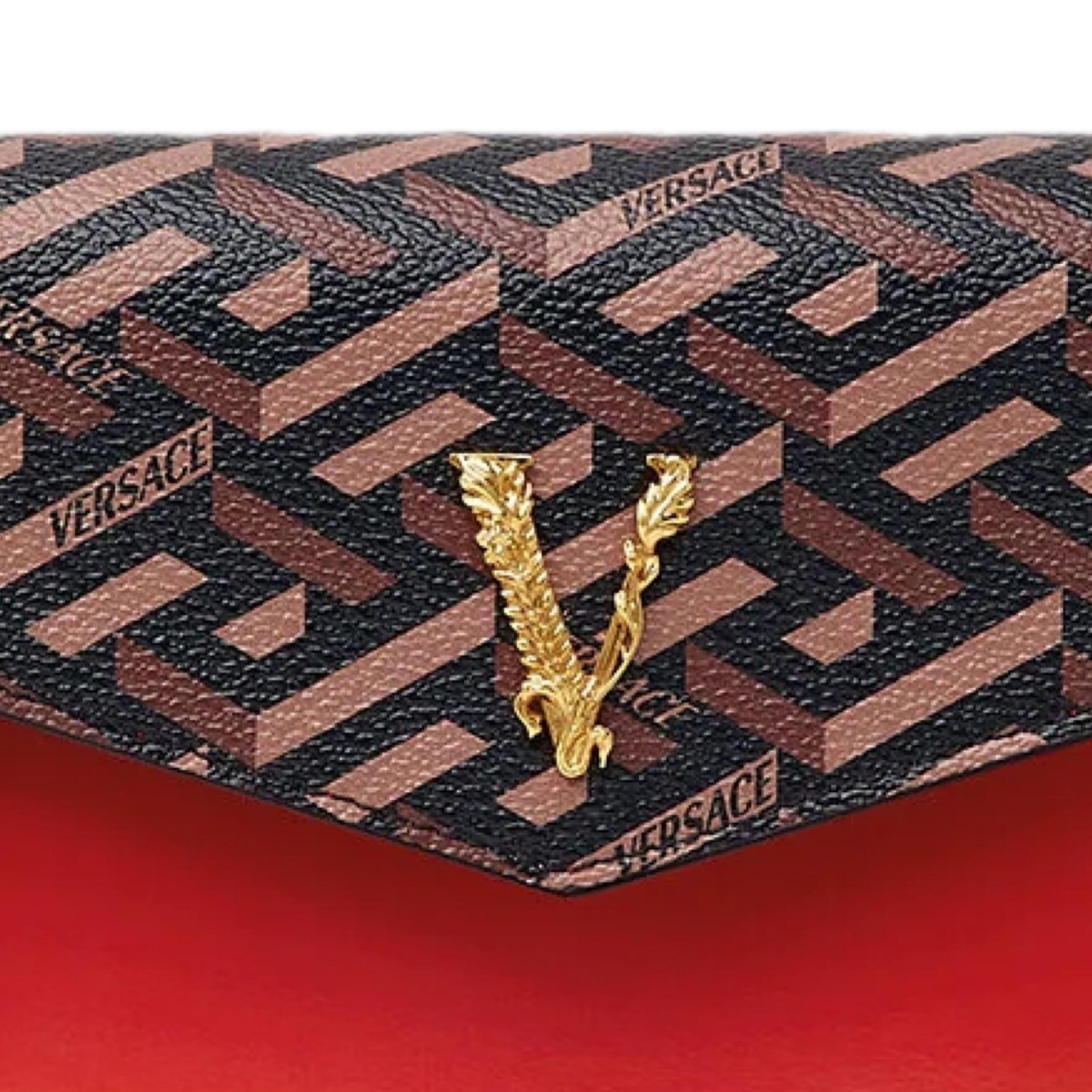 NEW Versace Borsa a tracolla in pelle rossa Virtus La Greca Monogram in vendita 4