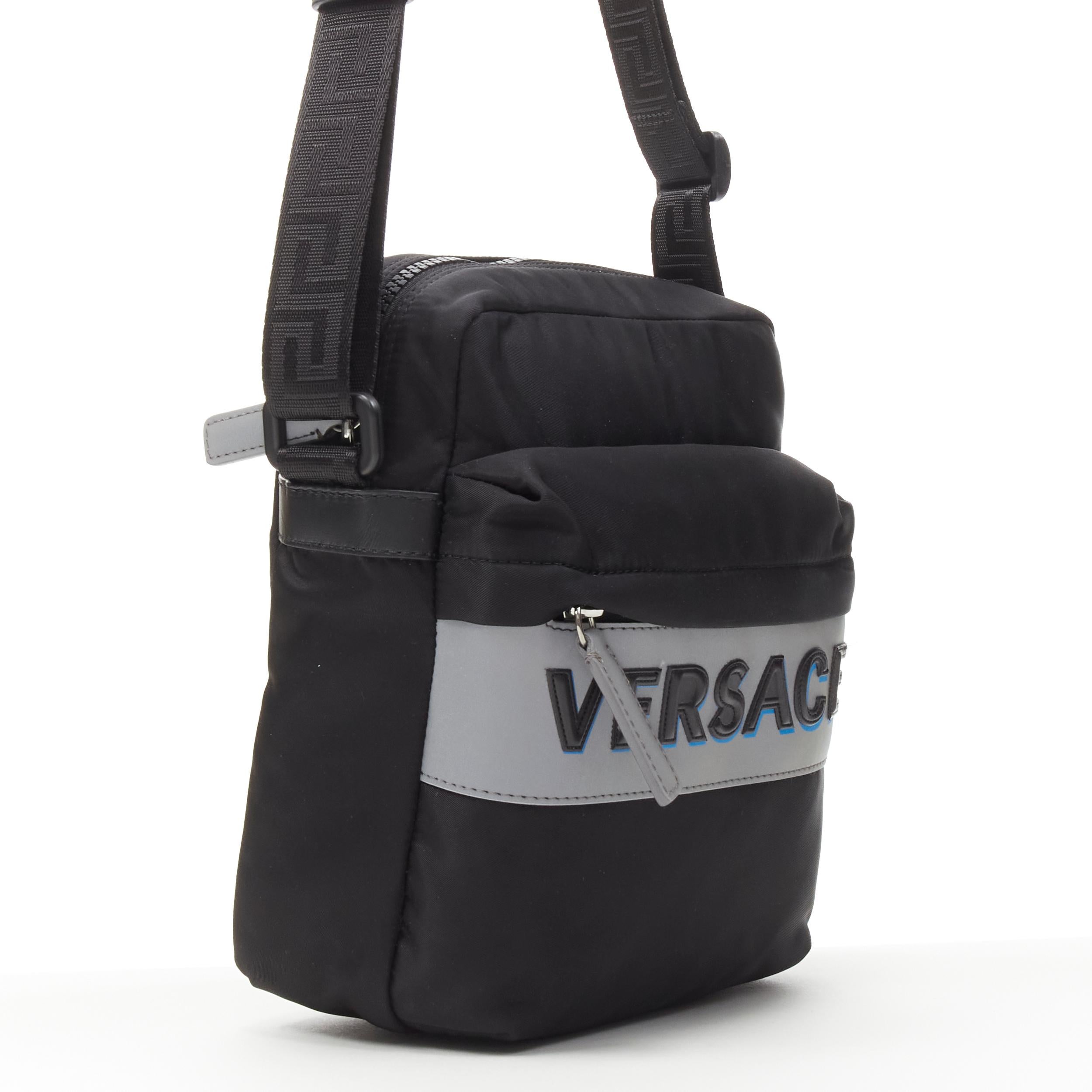 VERSACE Messenger Bag mit reflektierendem Logo aus schwarzem Nylon und Greca-Riemen (Schwarz) im Angebot