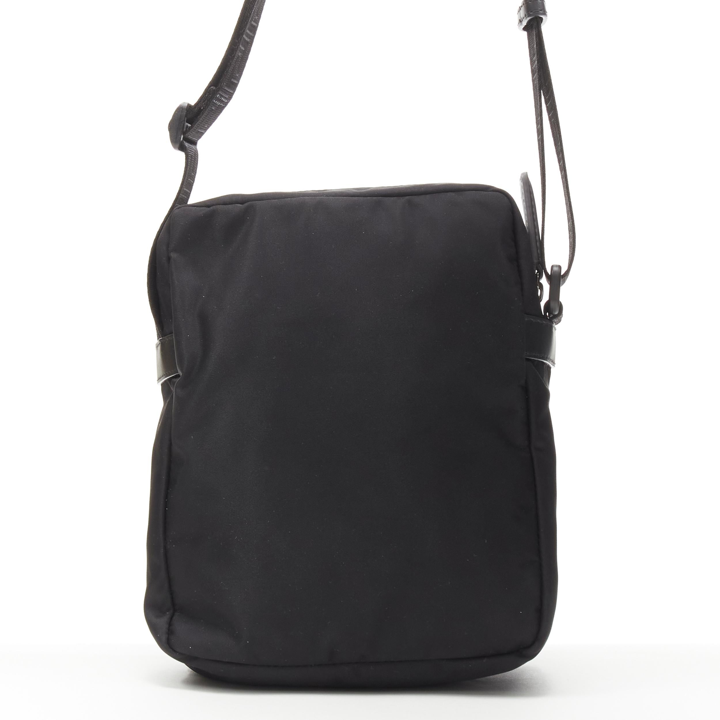 VERSACE Messenger Bag mit reflektierendem Logo aus schwarzem Nylon und Greca-Riemen Herren im Angebot