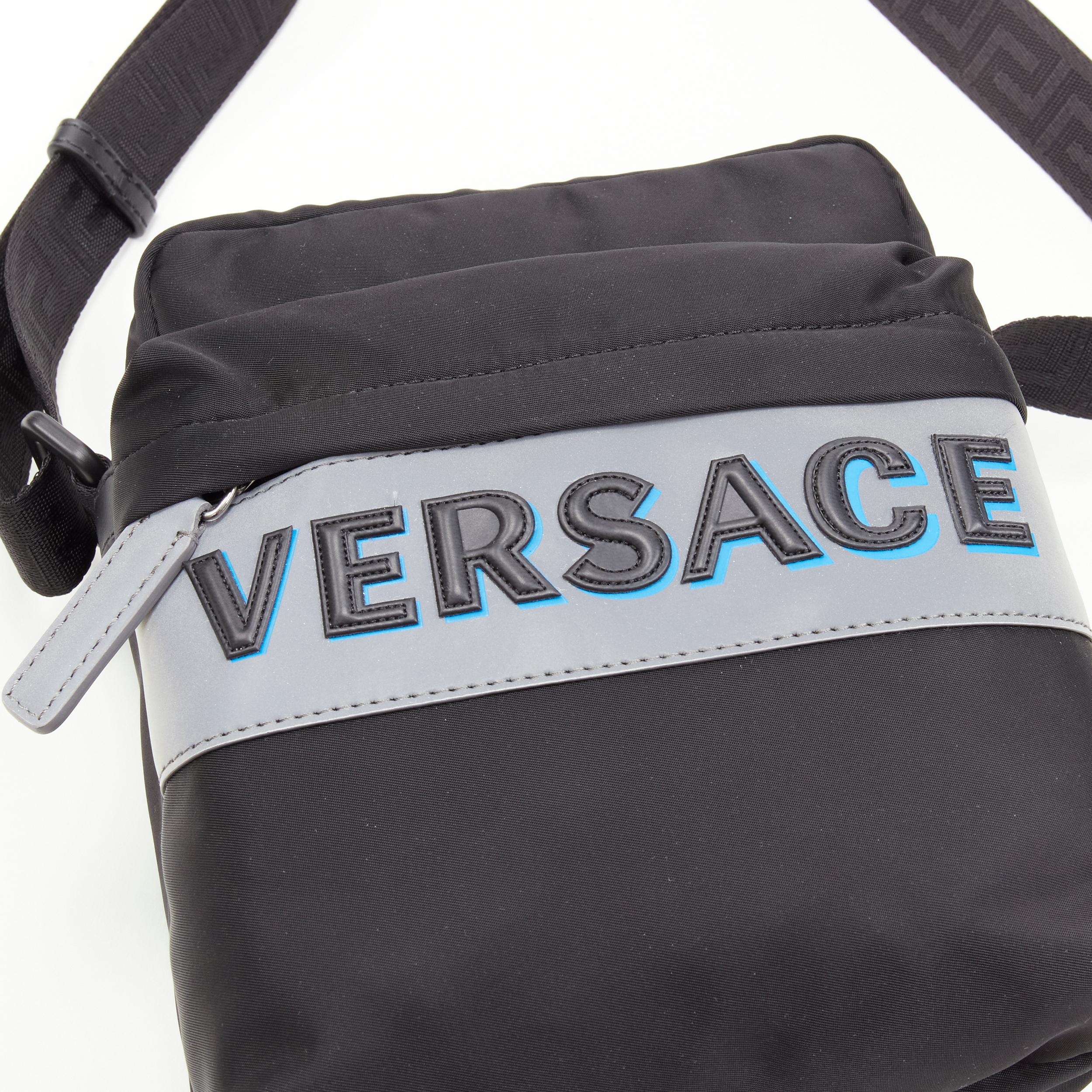 VERSACE Messenger Bag mit reflektierendem Logo aus schwarzem Nylon und Greca-Riemen im Angebot 2