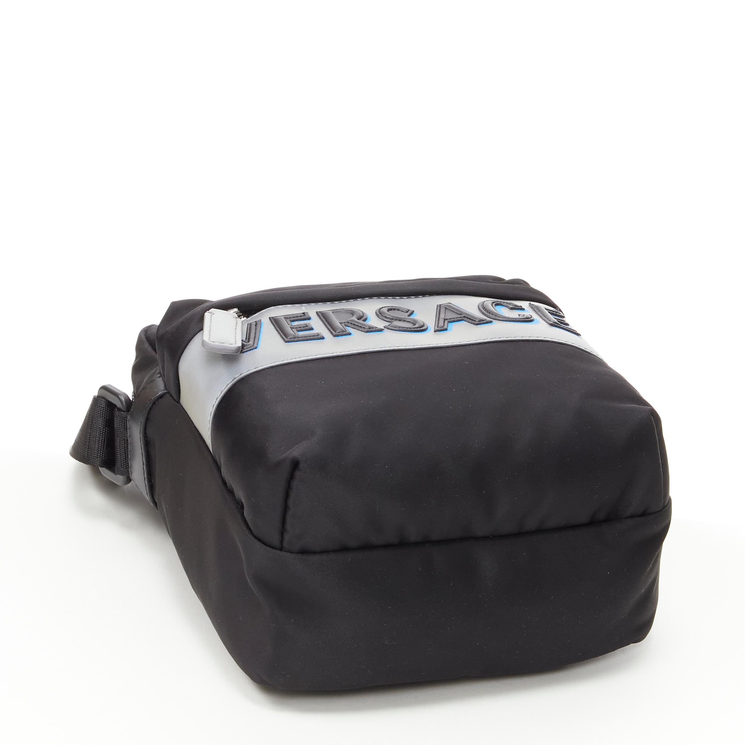 VERSACE Messenger Bag mit reflektierendem Logo aus schwarzem Nylon und Greca-Riemen im Angebot 1