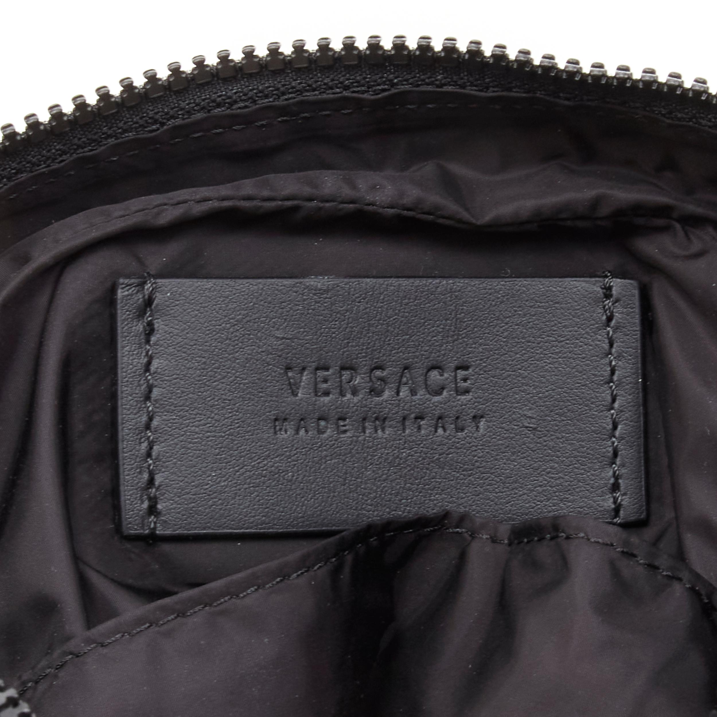 VERSACE Messenger Bag mit reflektierendem Logo aus schwarzem Nylon und Greca-Riemen im Angebot 5