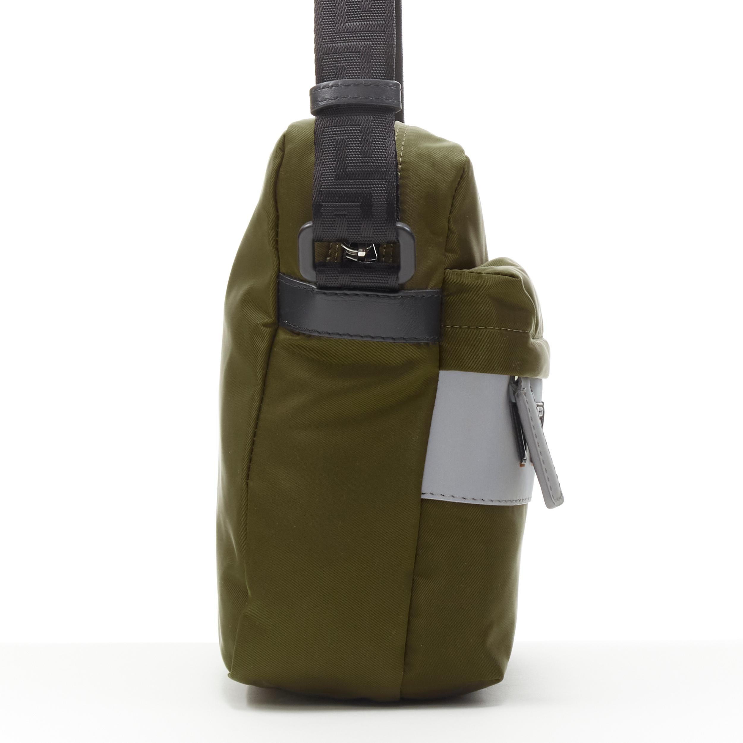 VERSACE Messenger Bag aus grünem Nylon mit reflektierendem Logo und Greca-Riemen (Schwarz) im Angebot