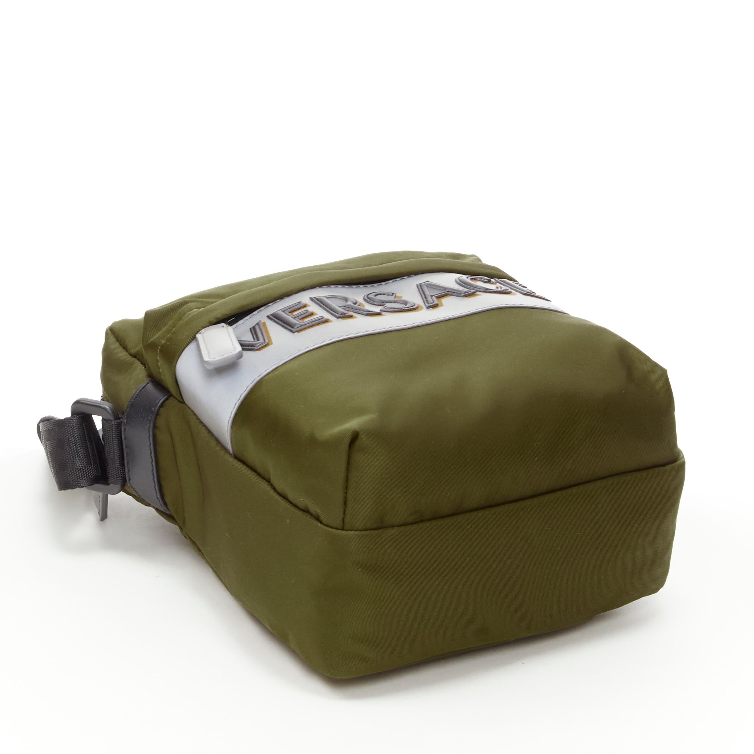 VERSACE Messenger Bag aus grünem Nylon mit reflektierendem Logo und Greca-Riemen Herren im Angebot
