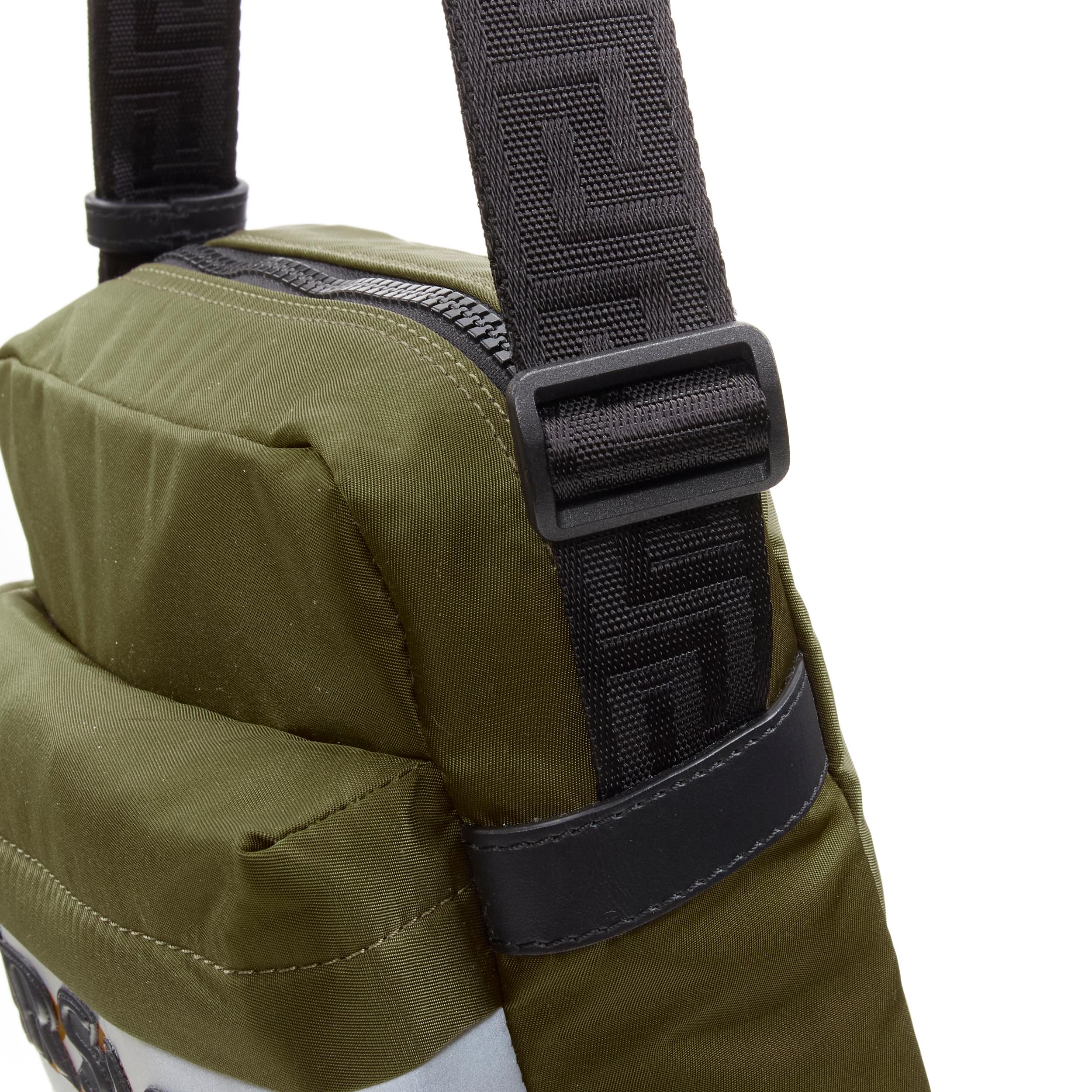 VERSACE Messenger Bag aus grünem Nylon mit reflektierendem Logo und Greca-Riemen im Angebot 2