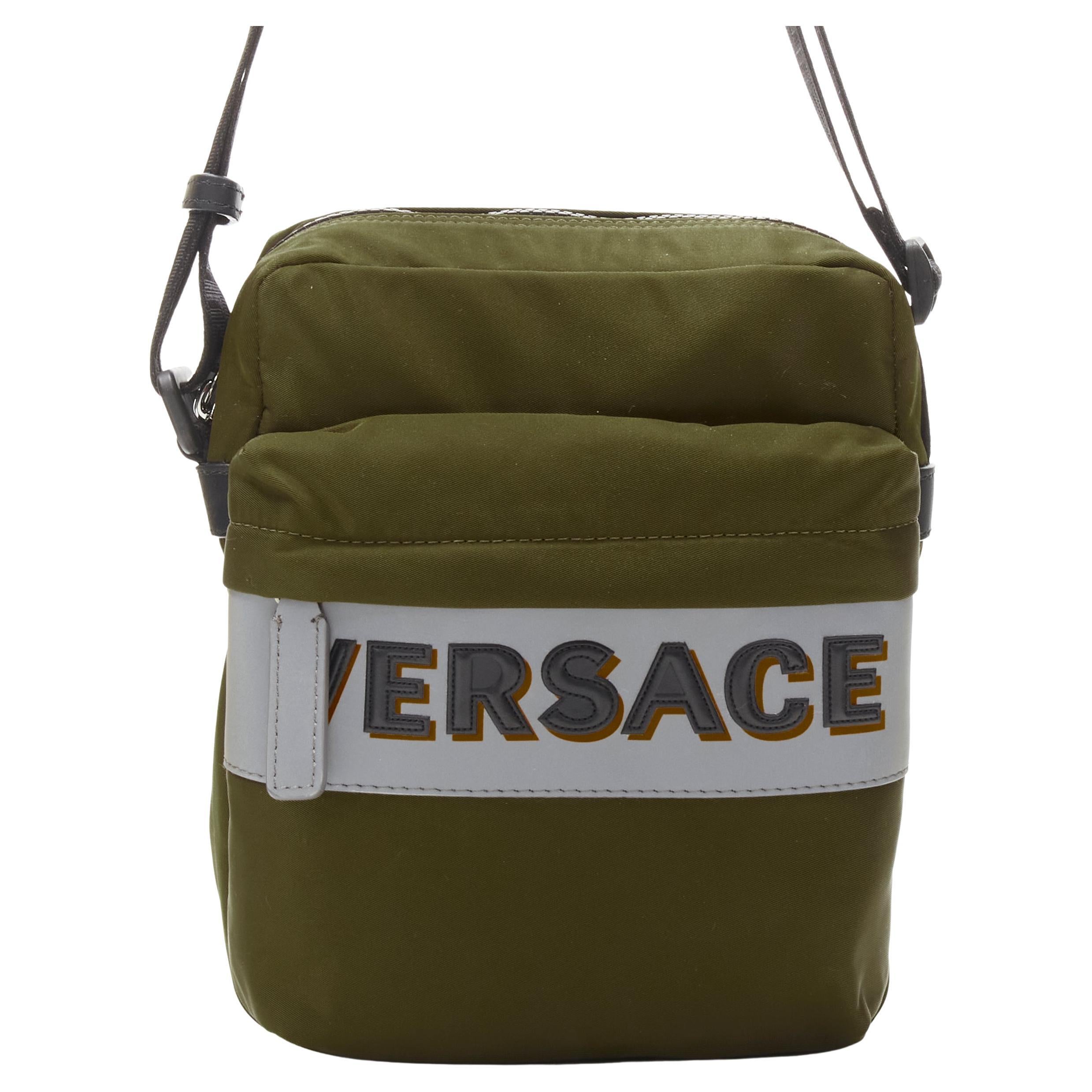 VERSACE Messenger Bag aus grünem Nylon mit reflektierendem Logo und Greca-Riemen im Angebot