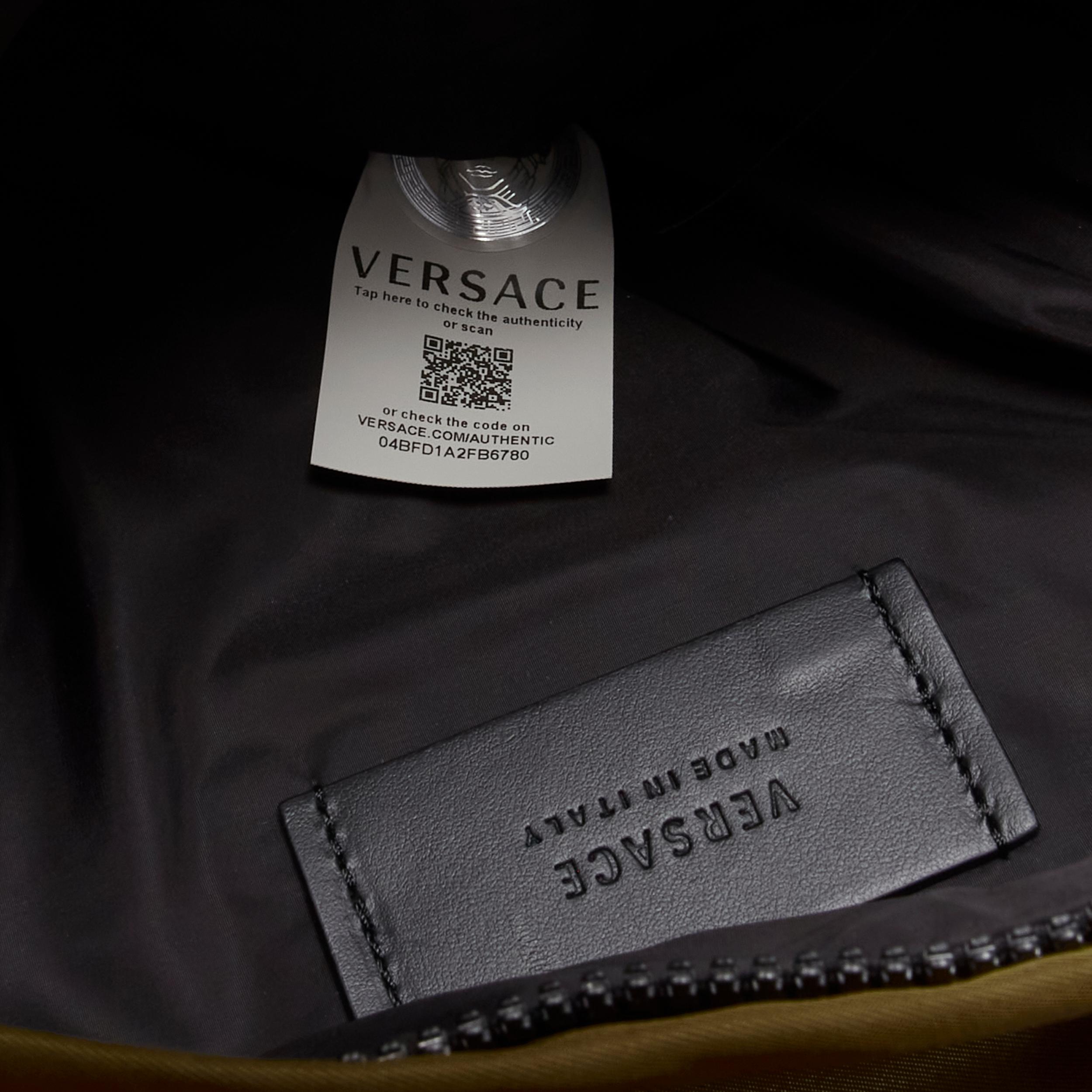 nueva mochila VERSACE Reflective Logo verde nylon naranja correa Greca 5