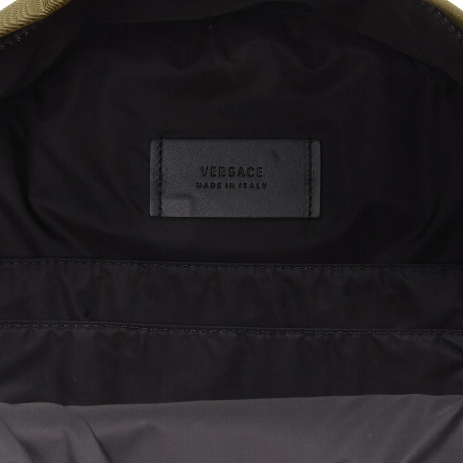 VERSACE Rucksack mit reflektierendem Logo aus grünem Nylon und orangefarbenem Greca-Riemen im Angebot 5