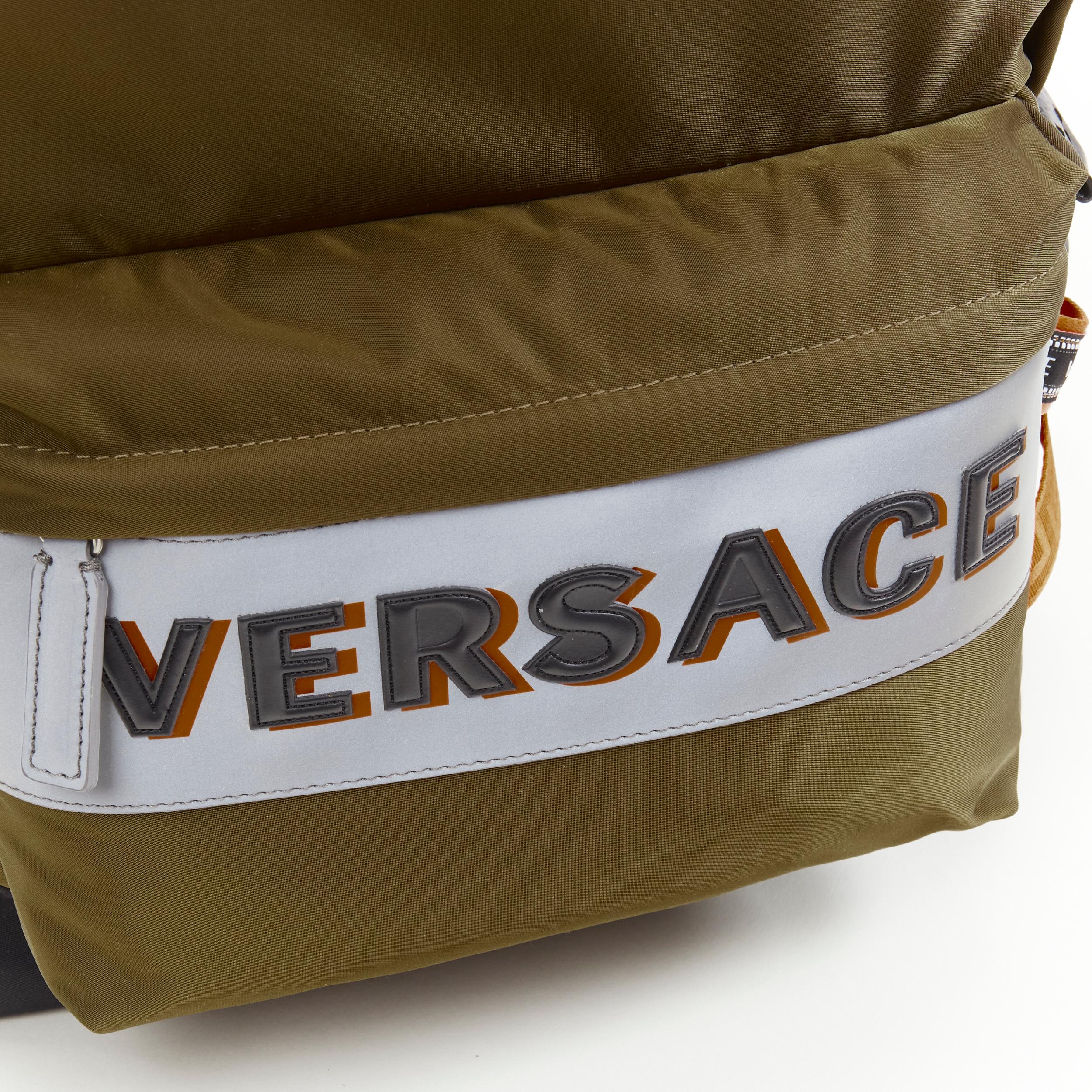 nueva mochila VERSACE Reflective Logo verde nylon naranja correa Greca 2