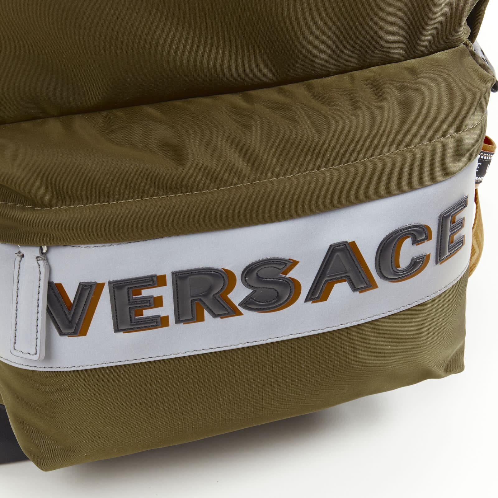 VERSACE Rucksack mit reflektierendem Logo aus grünem Nylon und orangefarbenem Greca-Riemen im Angebot 2