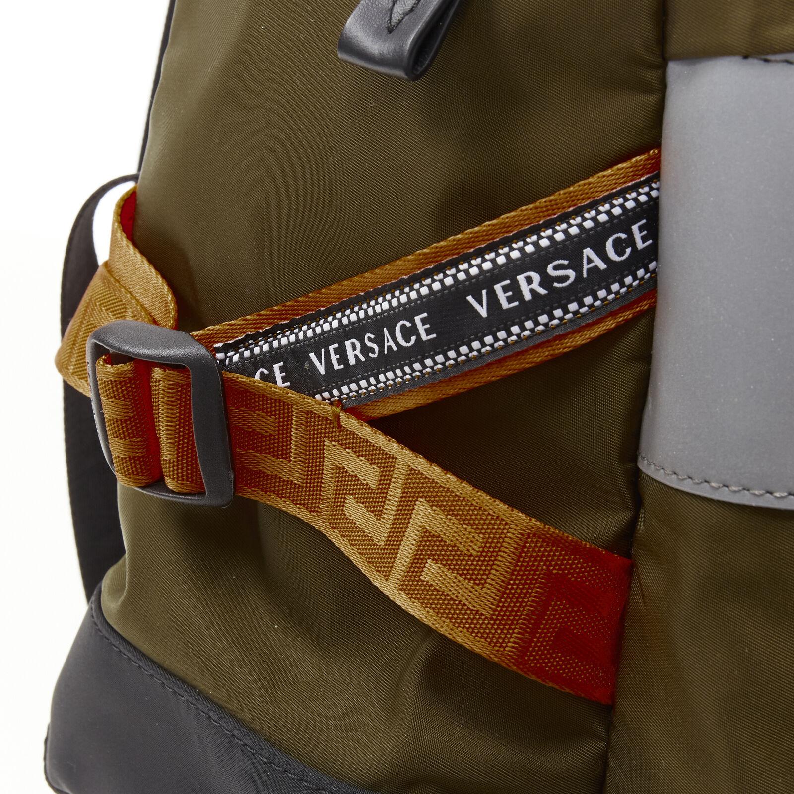 VERSACE Rucksack mit reflektierendem Logo aus grünem Nylon und orangefarbenem Greca-Riemen im Angebot 3