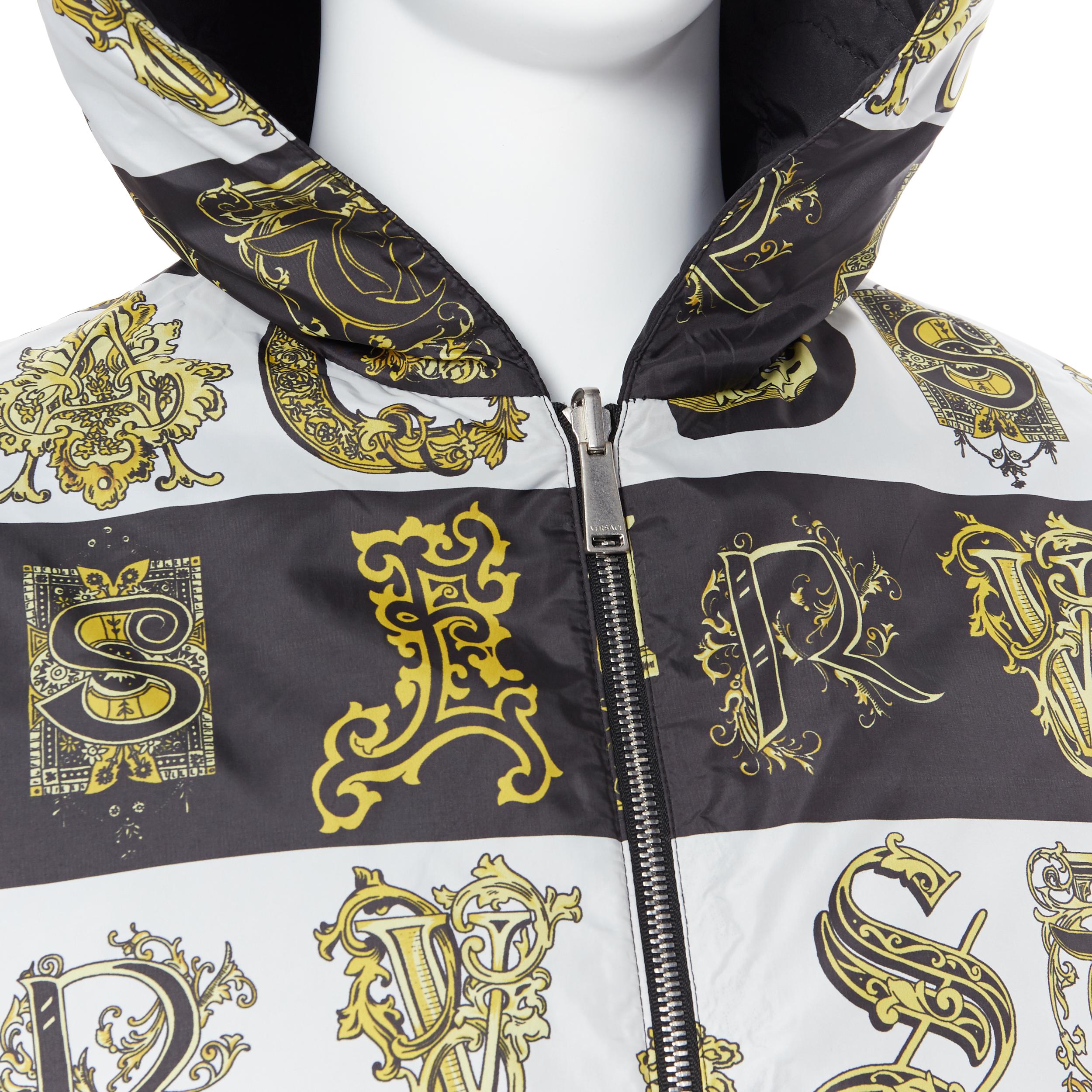 new VERSACE Reversible Baroque Alphabet gold black nylon quilted jacket IT58 4XL
Reference: TGAS/A05304
Brand: Versace
Designer: Donatella Versace
Collection: 2019 
Material: Nylon
Color: Multicolour
Pattern: Abstract
Closure: Zip
Extra Detail: 100%