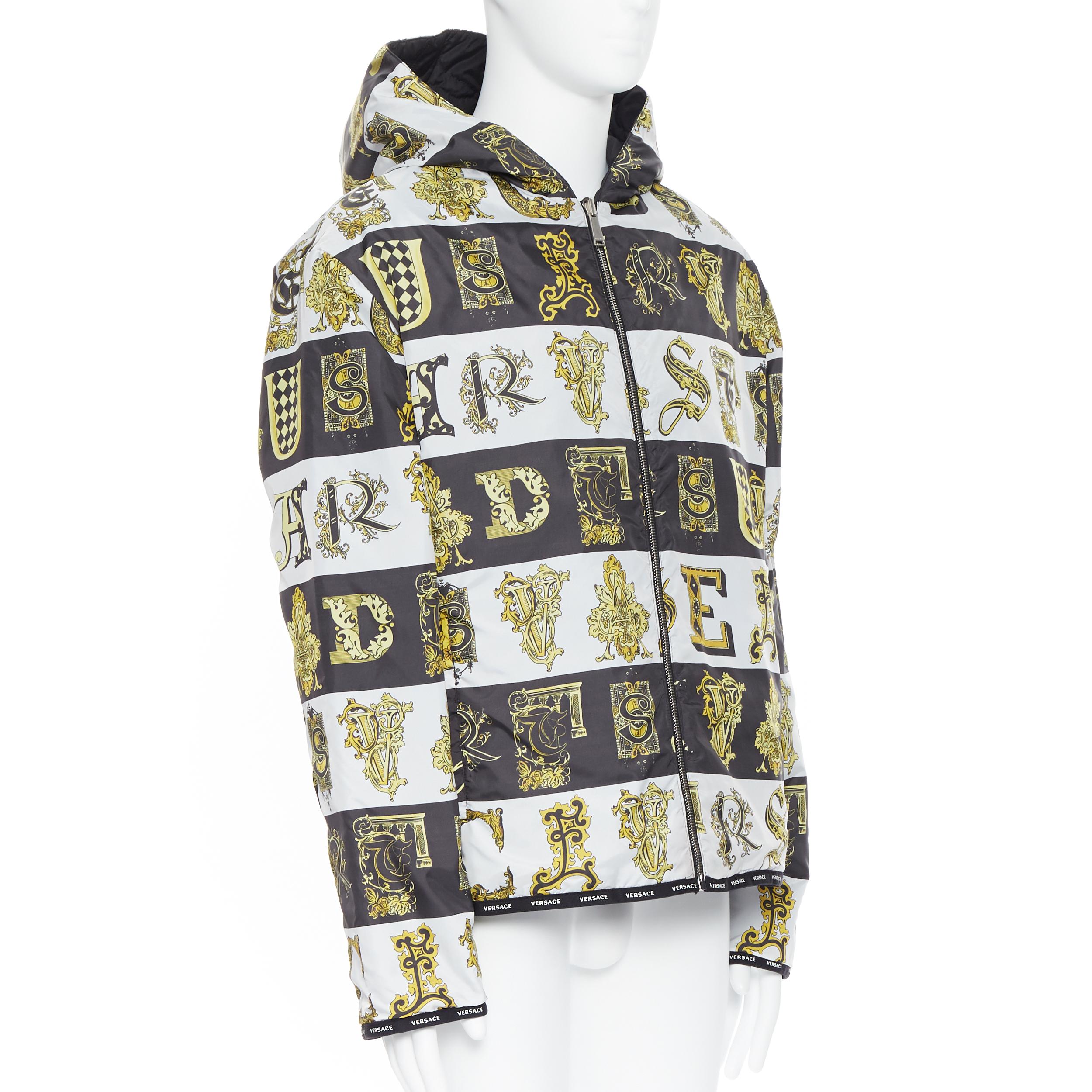 new VERSACE Reversible Baroque Alphabet gold print nylon quilted jacket IT54 2XL In New Condition For Sale In Hong Kong, NT