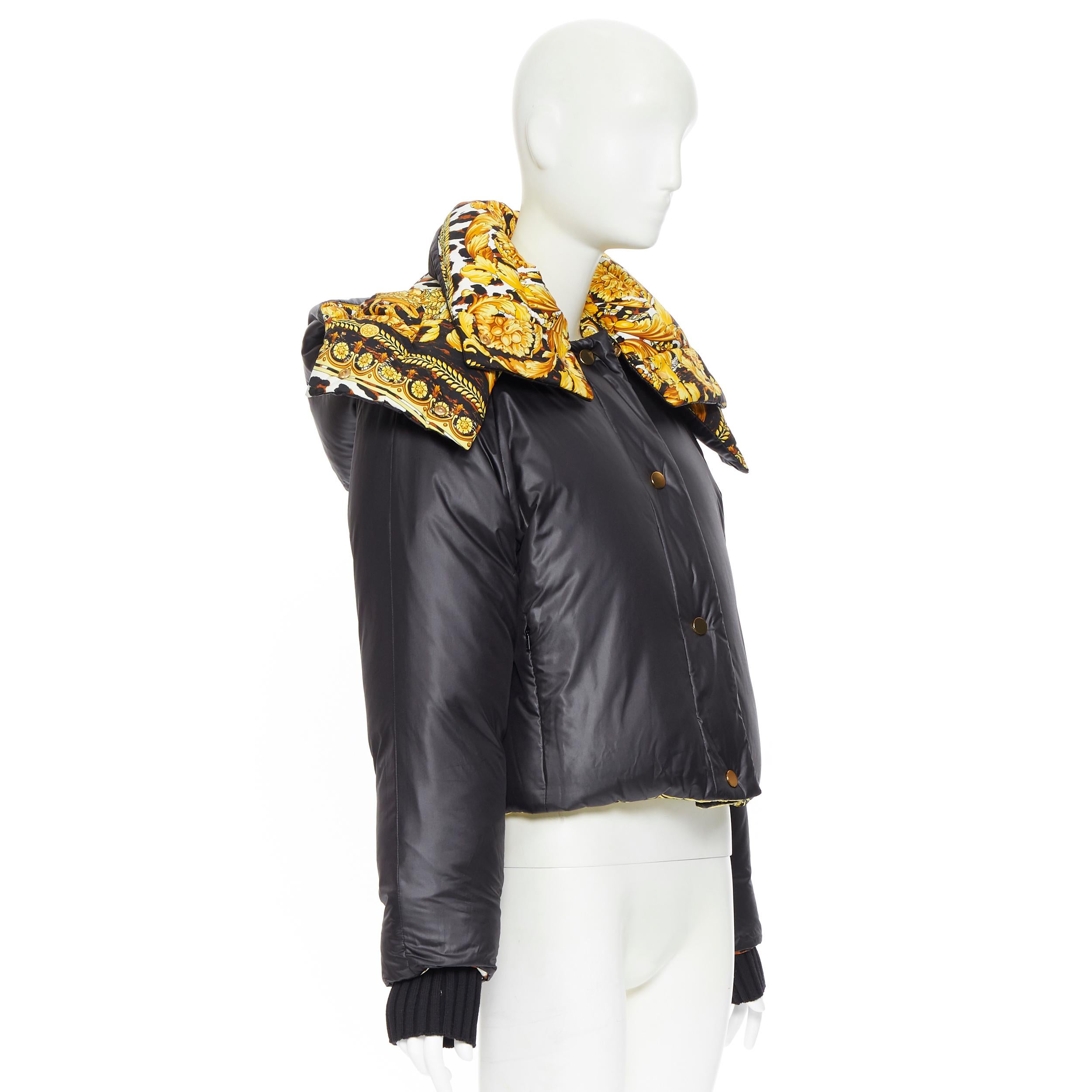 new VERSACE Reversible Wild Baroque leopard gold goose down padded jacket IT40 S
Brand: Versace
Designer: Donatella Versace
Collection: 2019
Model Name / Style: Wild baroque down jacket
Material: Nylon
Color: Gold
Pattern: Animal print
Closure: