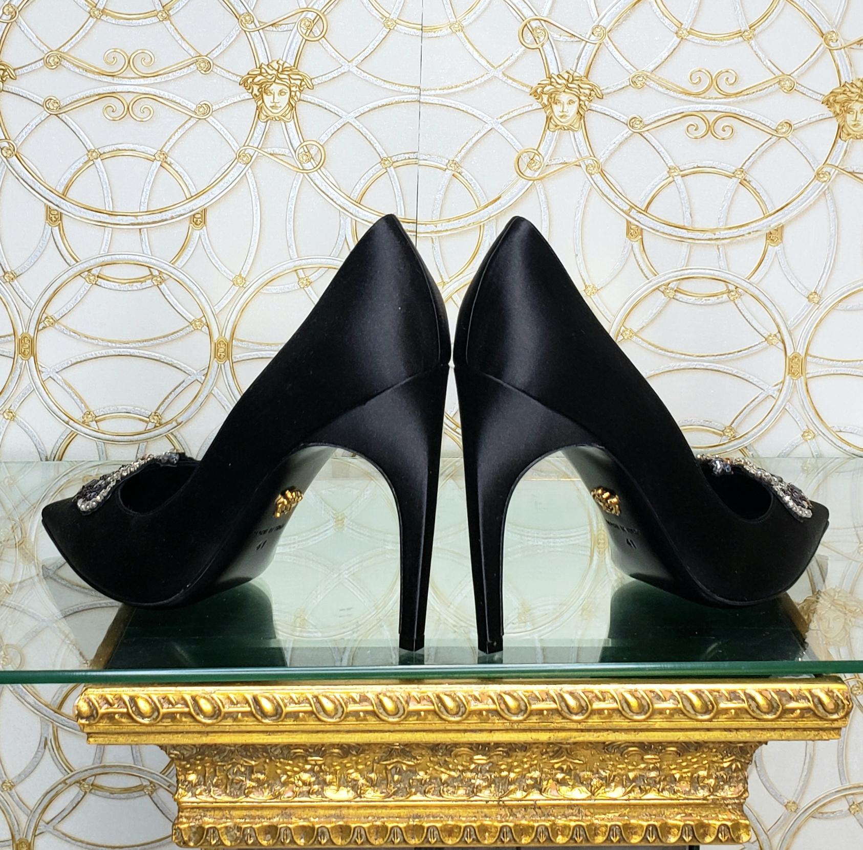 S/2018 New VERSACE Rock N' Royalty Satin Pumps In Black Sz 10 In New Condition For Sale In Montgomery, TX