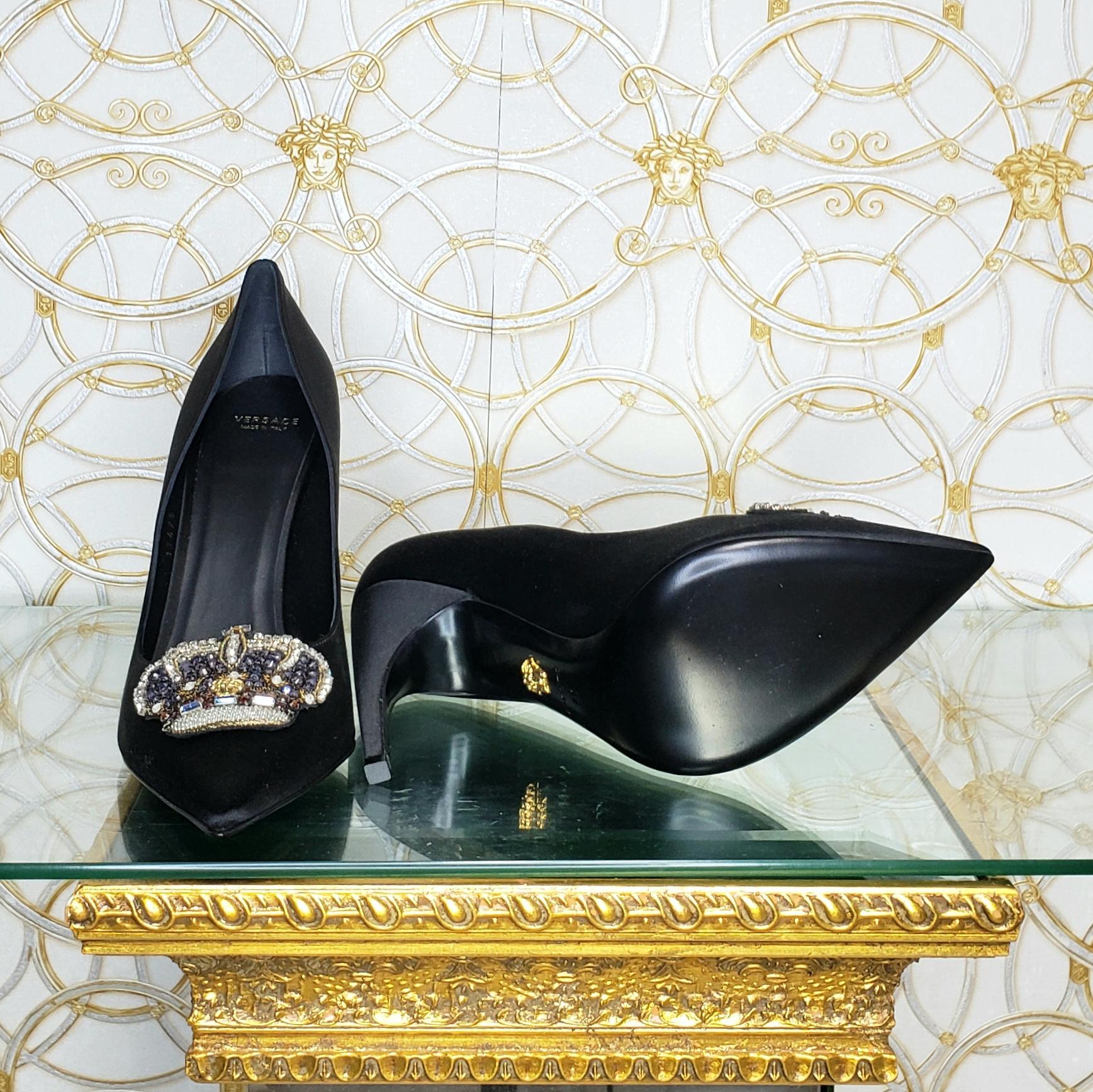 S/2018 New VERSACE Rock N' Royalty Satin Pumps In Black Sz 10 For Sale 1