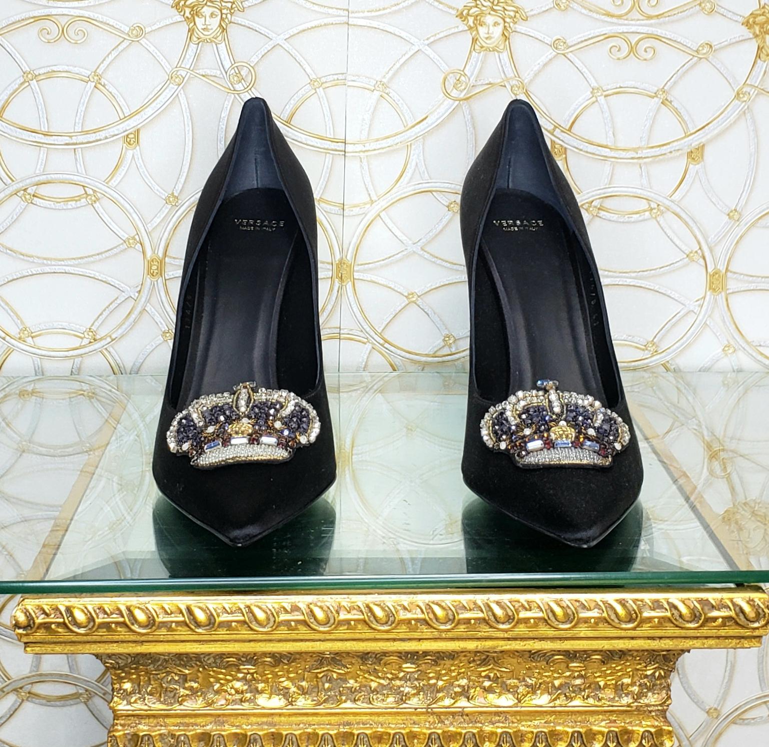 S/2018 New VERSACE Rock N' Royalty Satin Pumps In Black Sz 10 For Sale 2