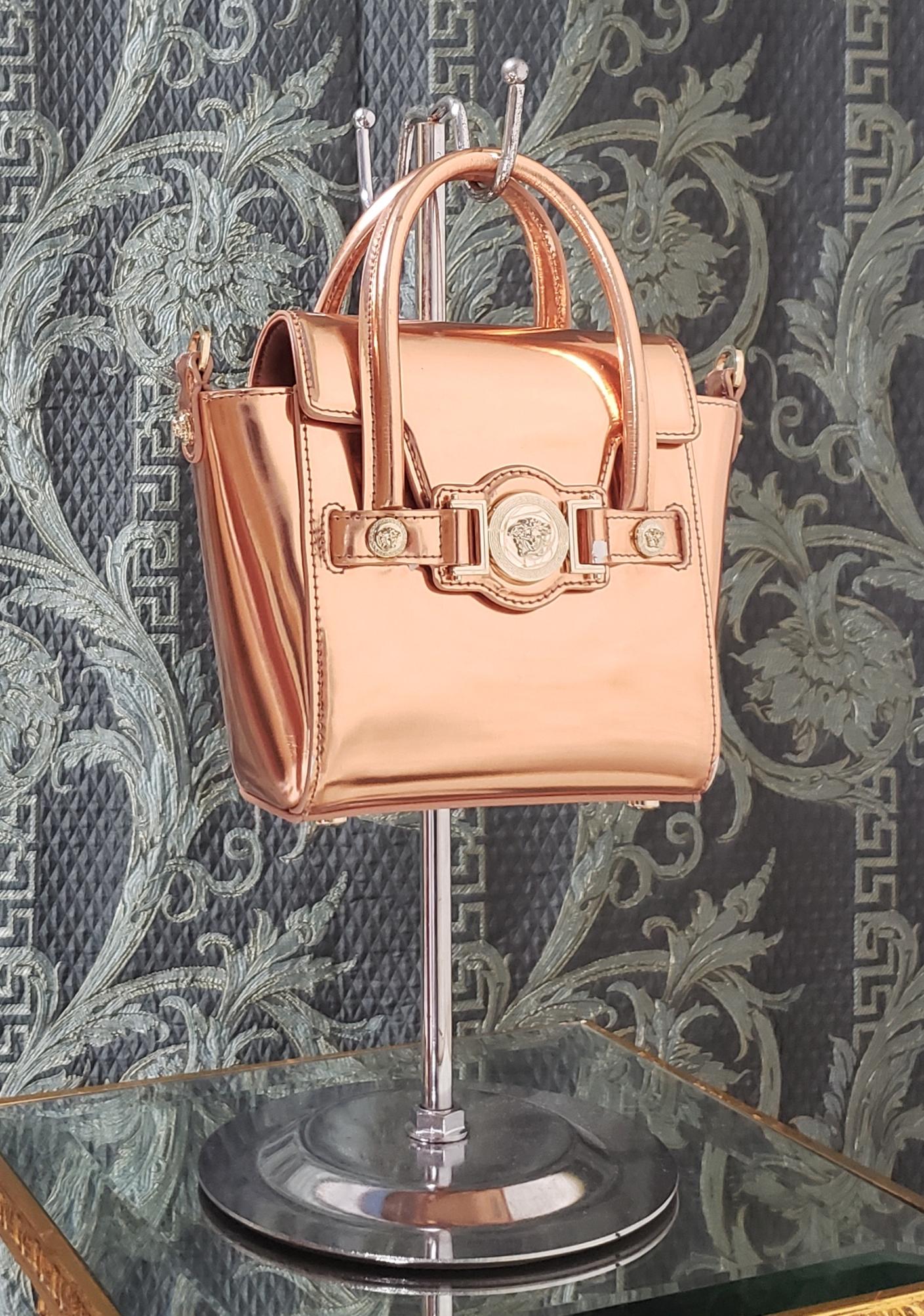 VERSACE 


Patent leather plated with rose gold foil bag

Gold-plated Medusa hardware 



Removable shoulder strap. Can be carried over the shoulder, cross-body or as a clutch.

7 1/2