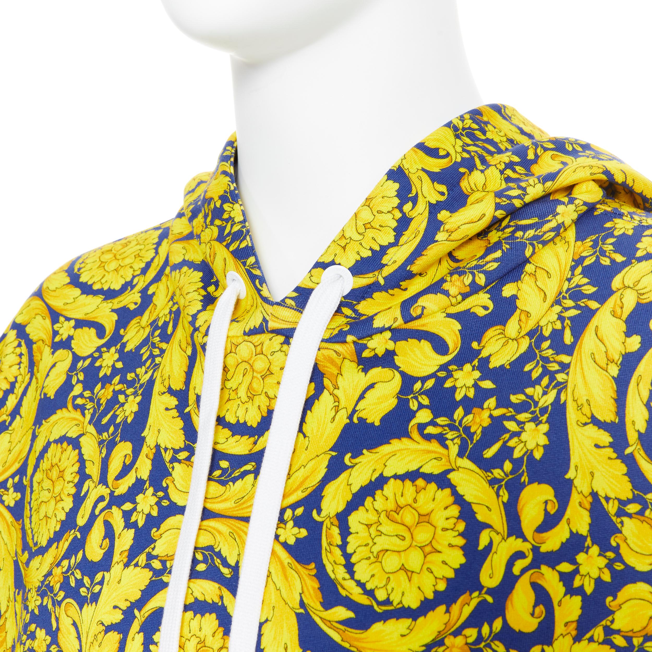 new VERSACE royal blue gold floral baroque print 100% cotton hoodie sweater 3XL
Brand: Versace
Designer: Donatella Versace
Model Name / Style: Baroque hoodie
Material: Cotton
Color: Gold
Pattern: Floral
Extra Detail: Long sleeve.
Made in: