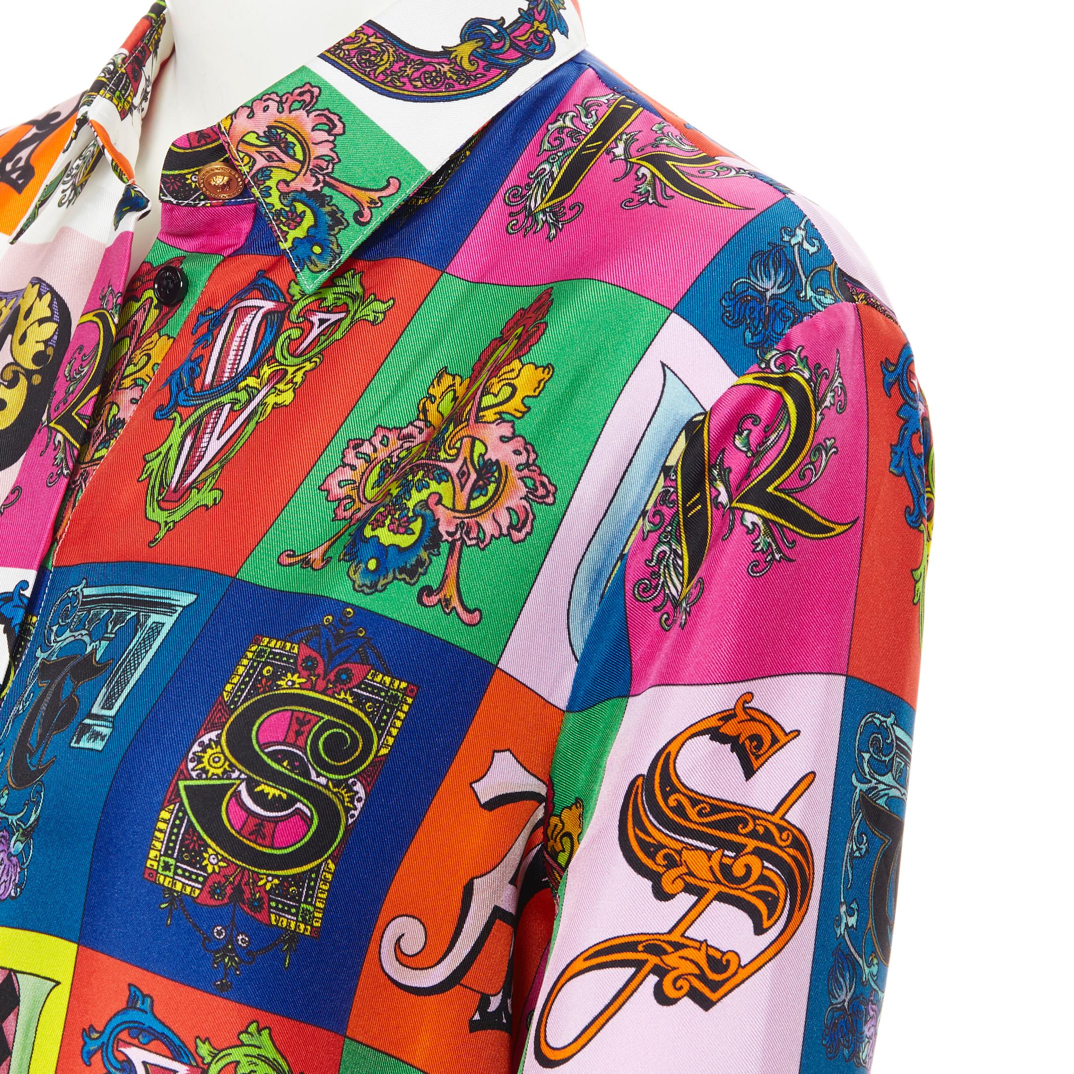 nuova VERSACE Camicia con bottoni Medusa in alfabeto barocco, 100% seta, IT42 M.
Marchio: Versace
Stilista: Donatella Versace
Collezione: Resort 2019
Nome del modello / Stile: Camicia di seta
Materiale: Seta
Colore: Multicolore
Modello: