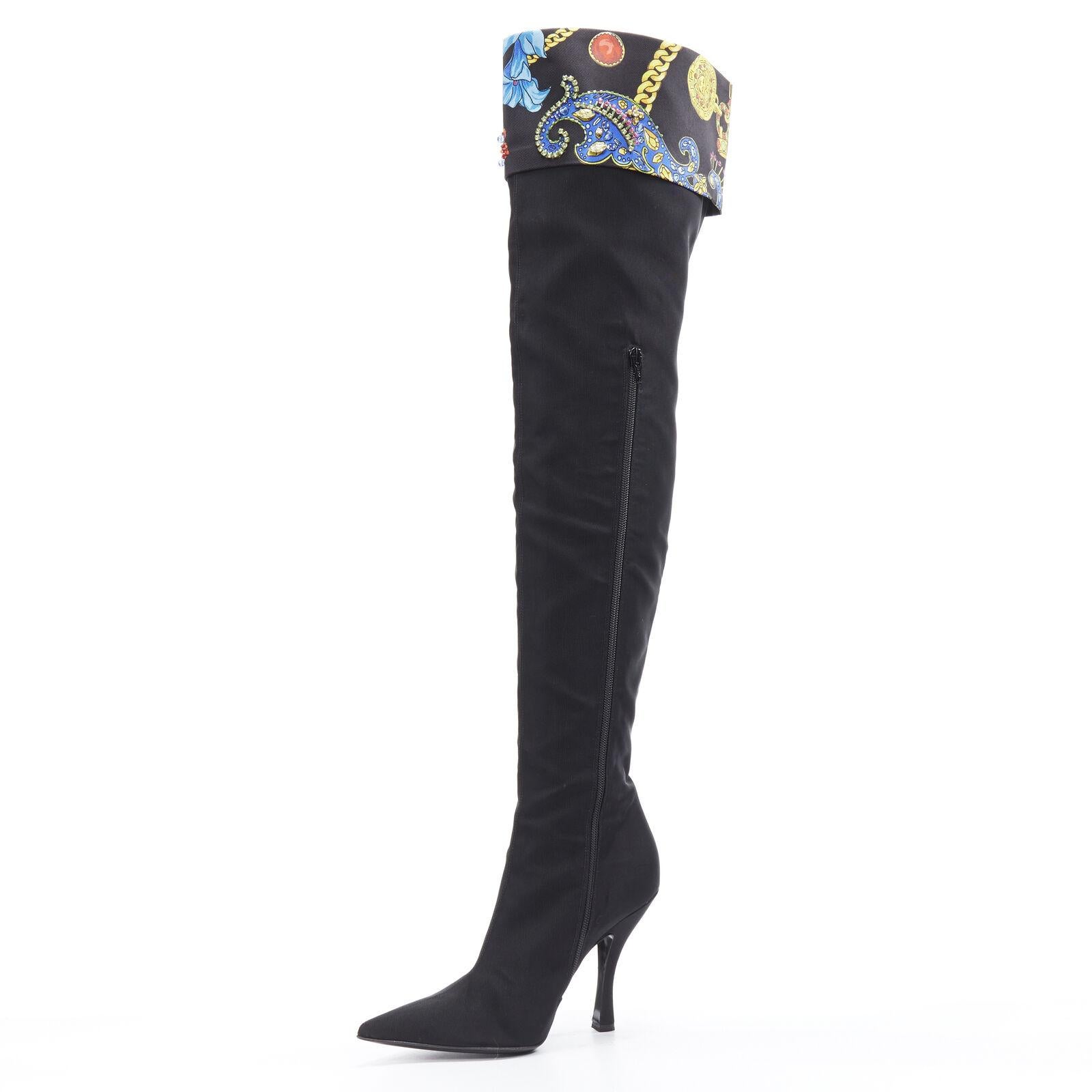 Versace - Bottes de défilé à rabat embellies de cristaux et de chaînes noires, taille EU 40, état neuf Neuf - En vente à Montgomery, TX